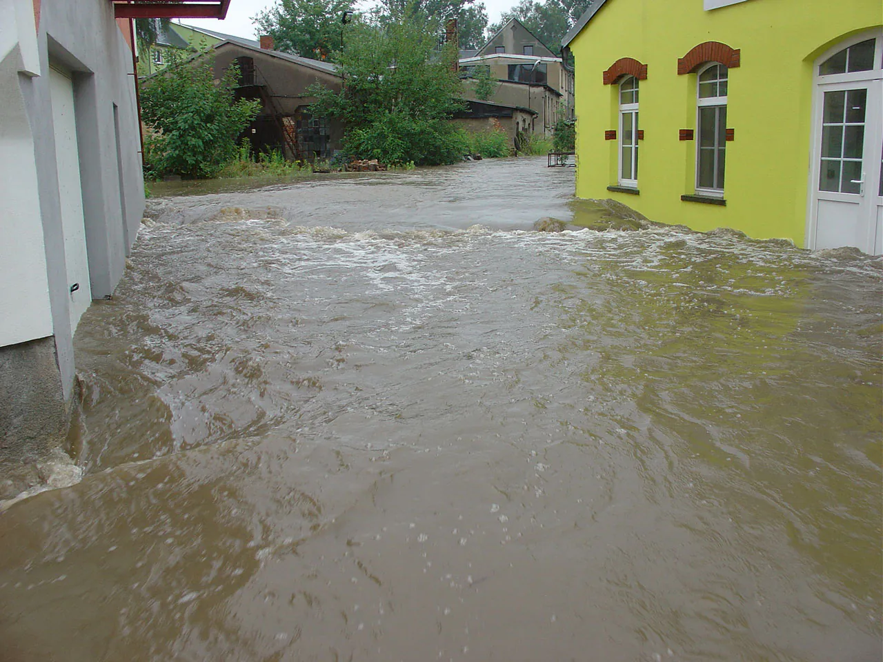 Agosto de 2010 — el agua llega hasta los edificios de Oppach