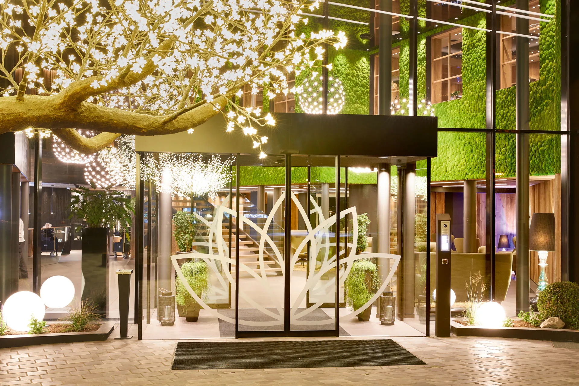 Hotel Amonti & Lunaris, Tirol del Sur — 60 m² de musgo en bloque en el vestíbulo de 5 estrellas