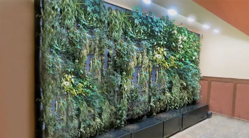 Pared vegetal viva con módulos de sustrato, iluminación para plantas y bandeja técnica