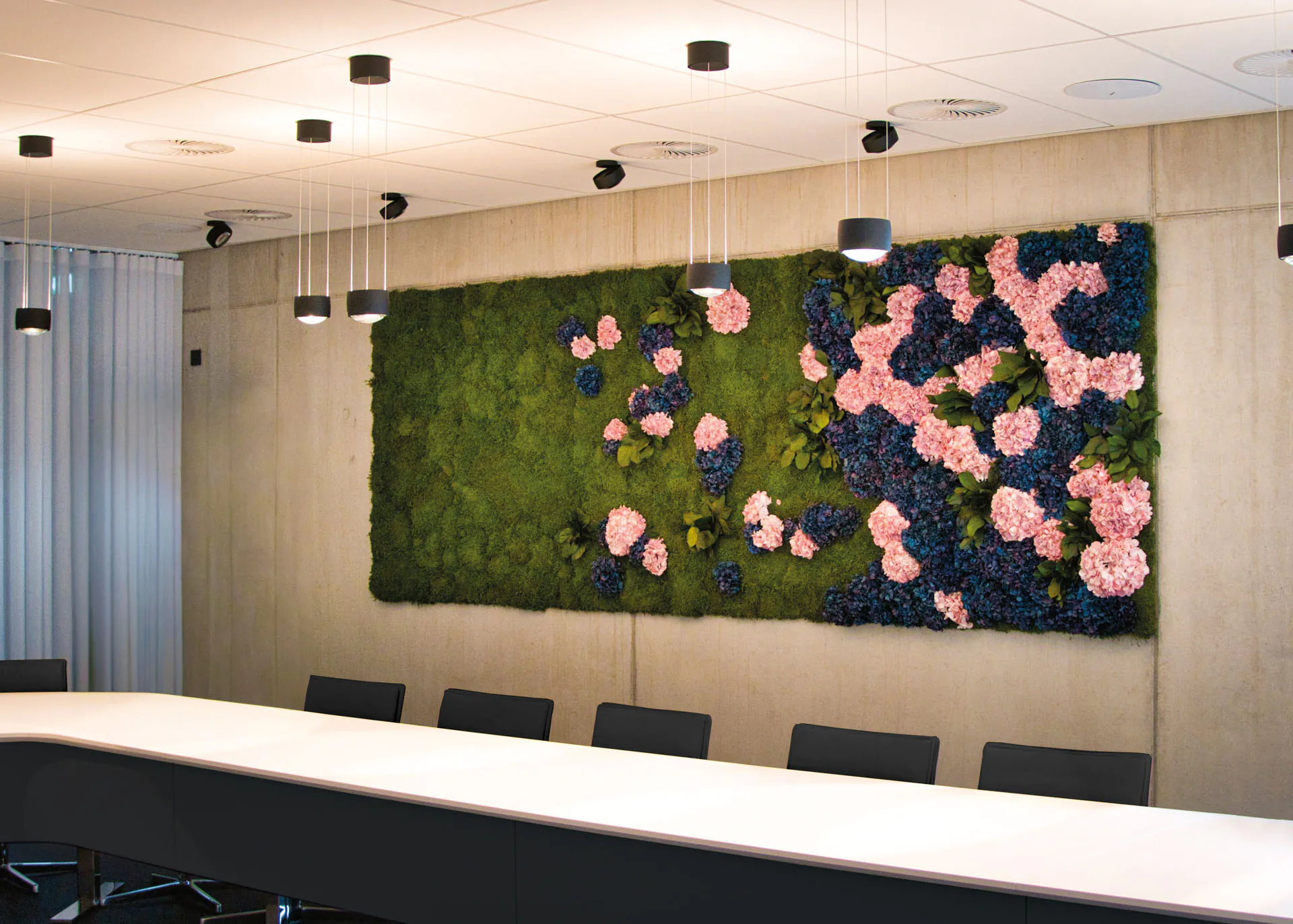 Muro floral de MOOSMOOS: muro floral compuesto por flores naturales conservadas y musgo