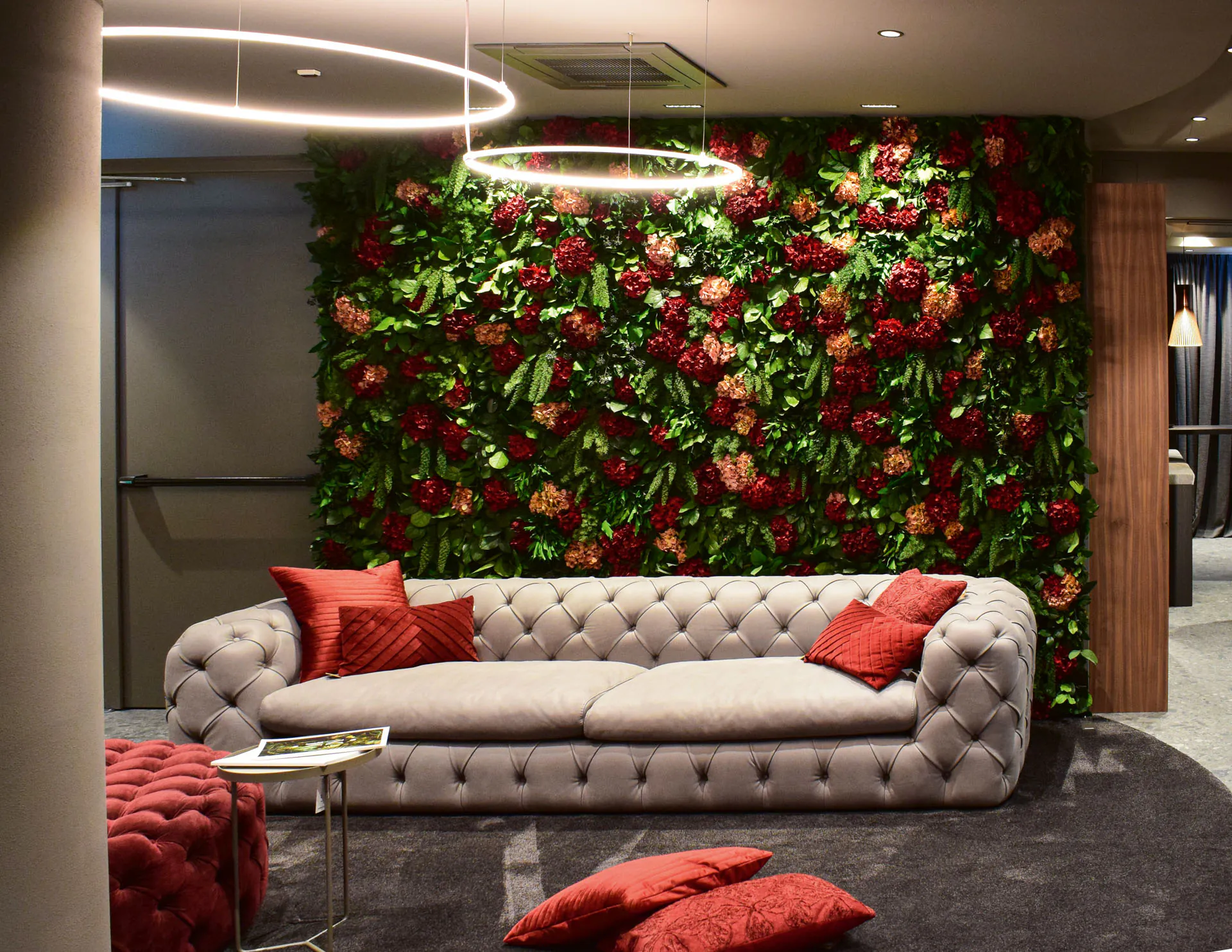 Pared de flores sin mantenimiento en la zona de recepción