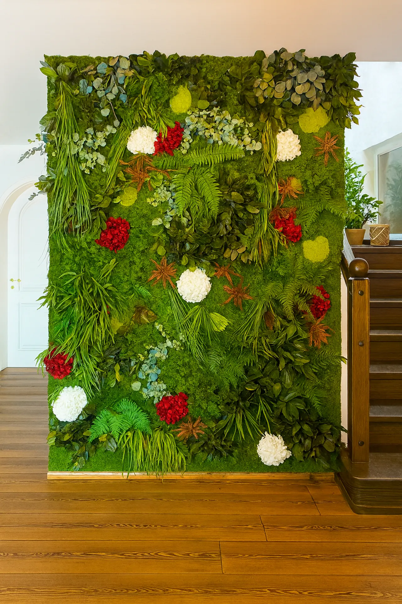 Muro de flores: instalación moderna con flores disecadas — Decoración vegetal para paredes de MOOSMOOS
