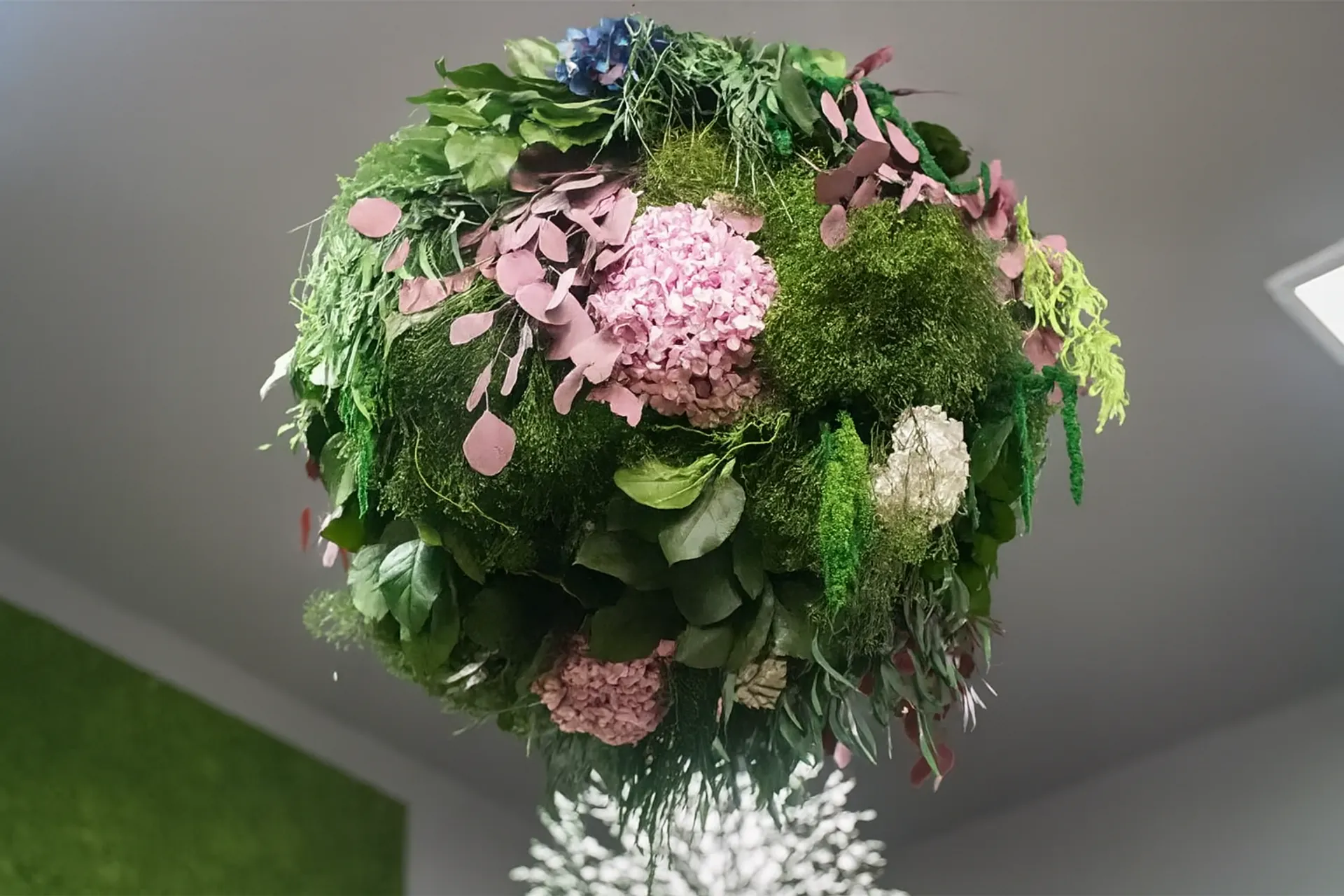 Hanging Garden: instalación colgante de musgo y flores — Vegetalización de techos de MOOSMOOS
