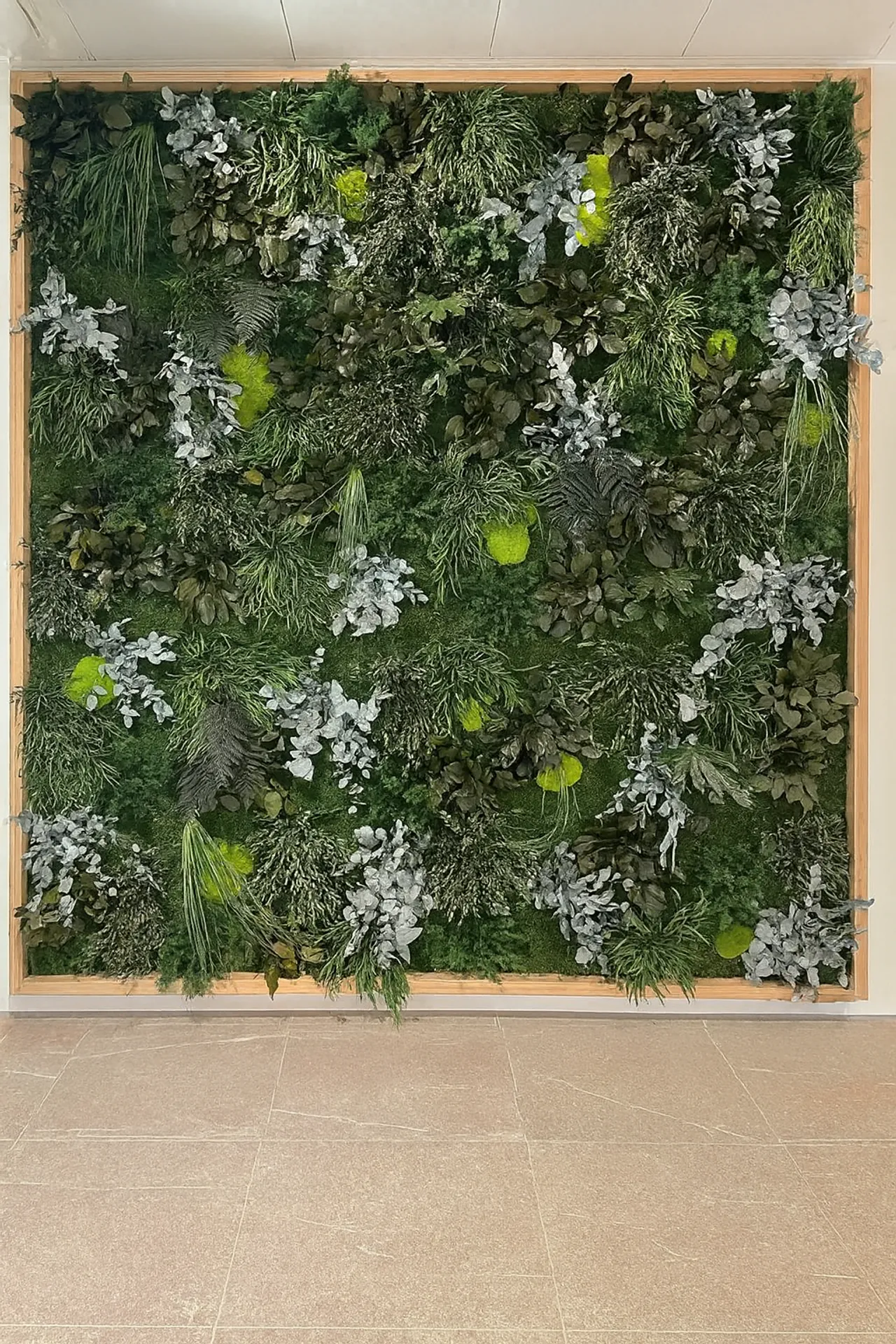 Pared de musgo: espacio de oficinas moderno en verde y blanco — Vegetación mural de MOOSMOOS