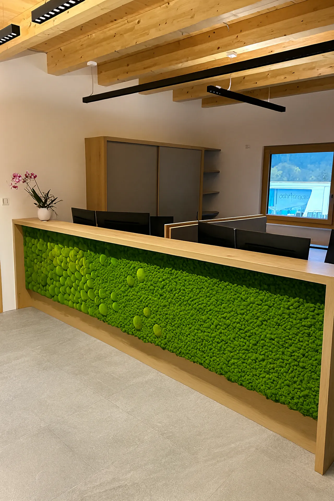 Pared de musgo en la recepción de una oficina de arquitectura moderna — Vegetalización de paredes de MOOSMOOS