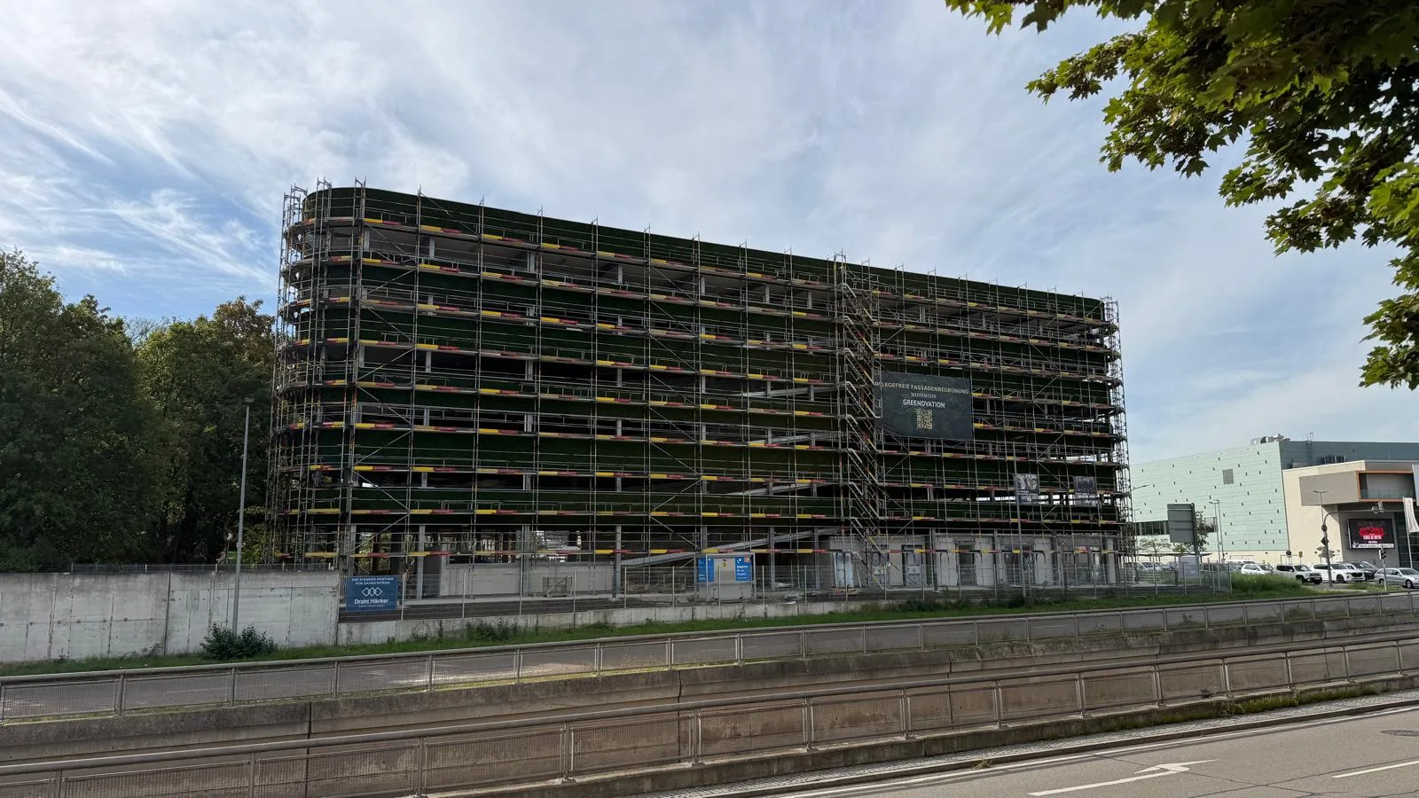La instalación de la fachada de musgo en el aparcamiento de Neu-Ulm