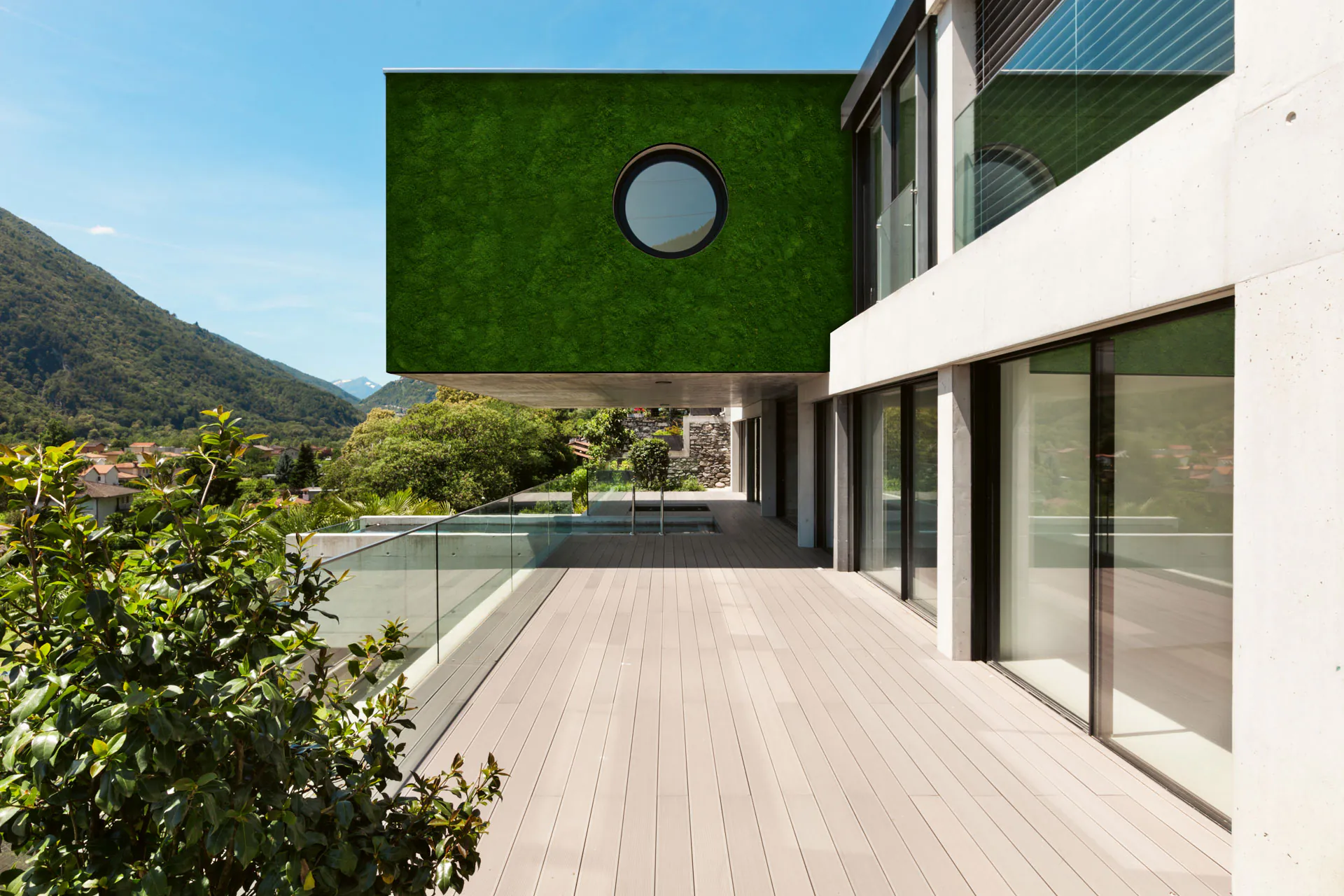 Greenovation · Terraza con vistas a la montaña — Fachada ajardinada con musgo conservado