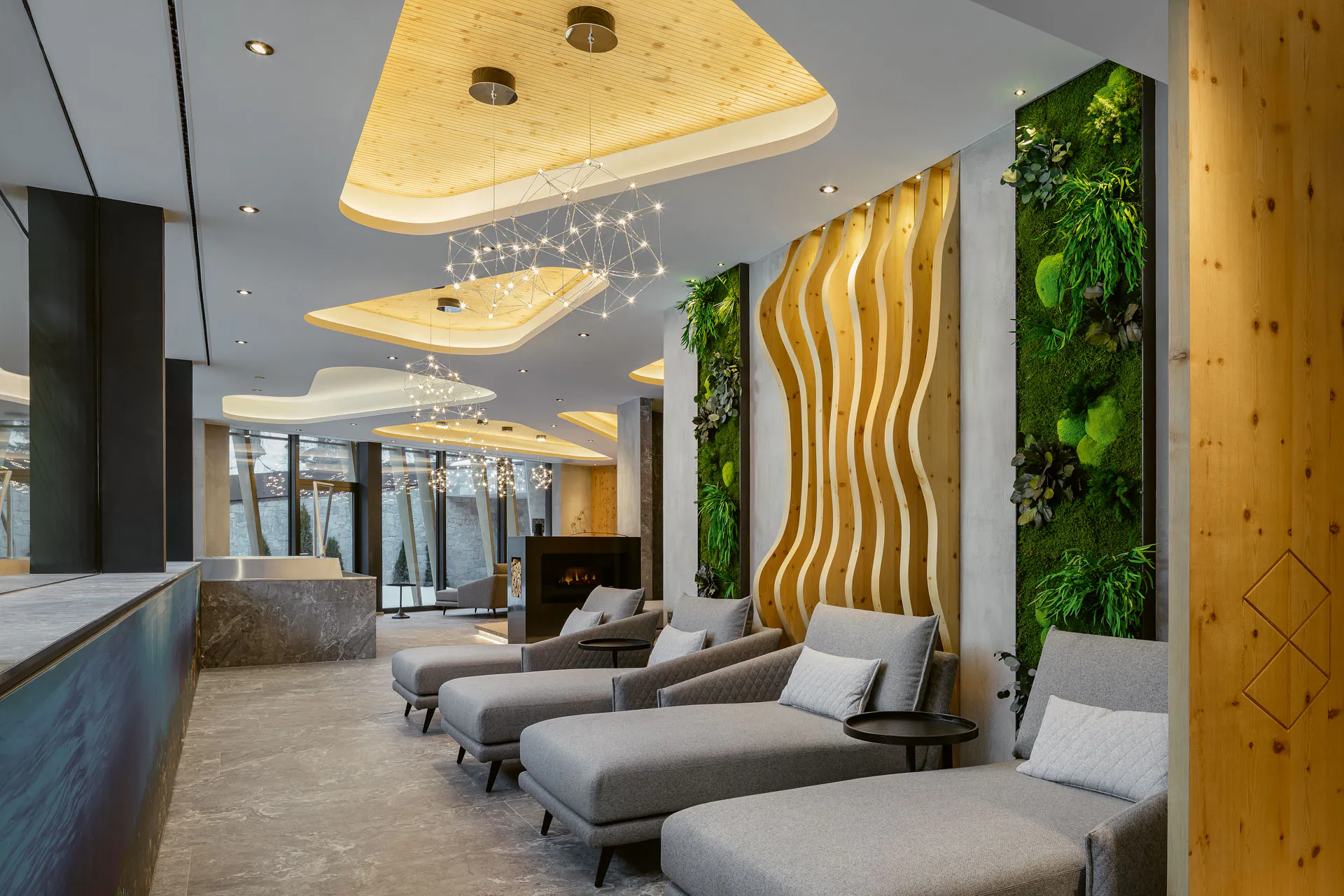 Pared de flores en el spa del hotel — naturaleza sin mantenimiento en la zona de bienestar