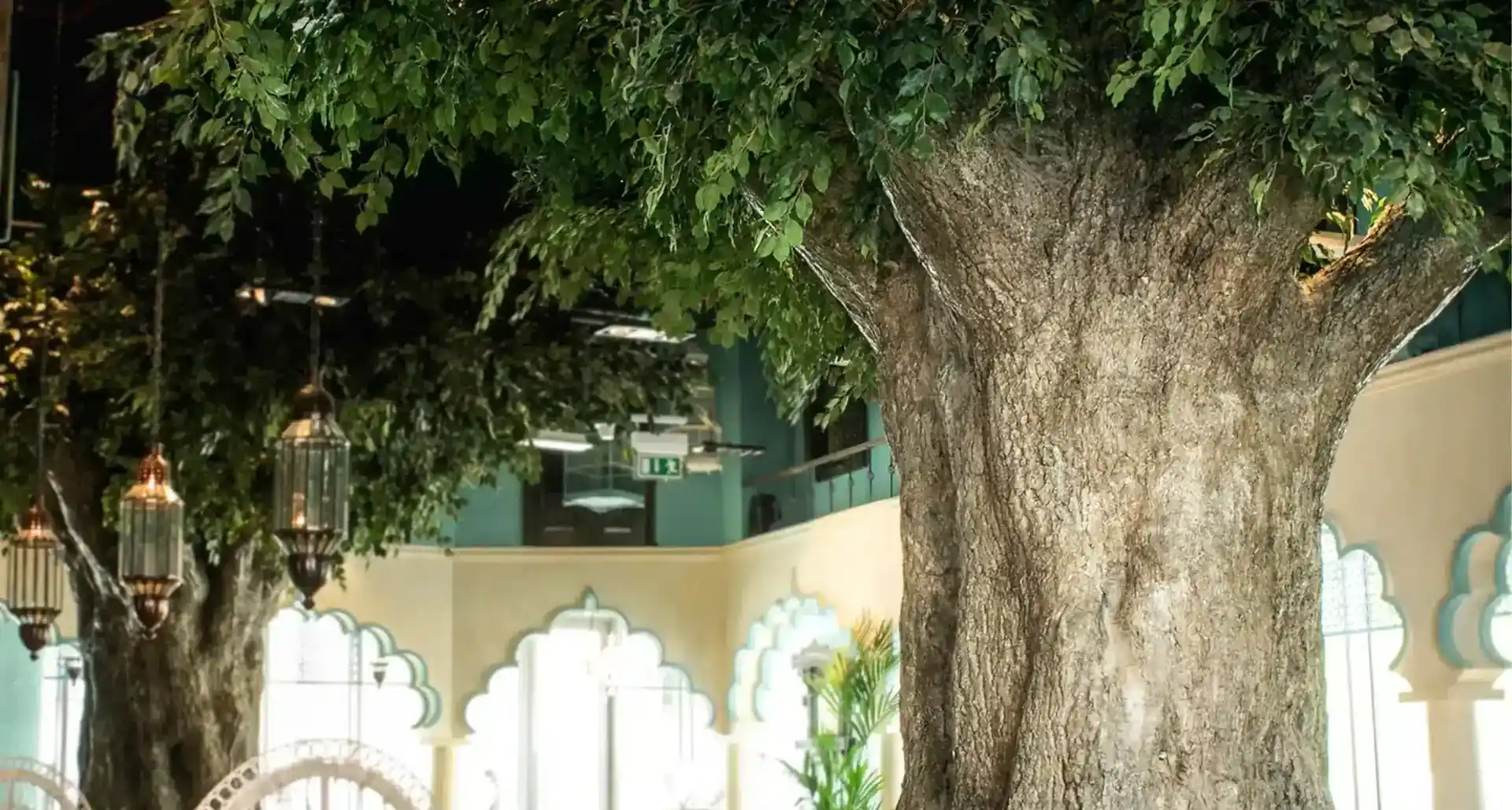 Gran árbol artificial XXL como árbol de hoja caduca en vestíbulo de recepción — ArtTree de MOOSMOOS