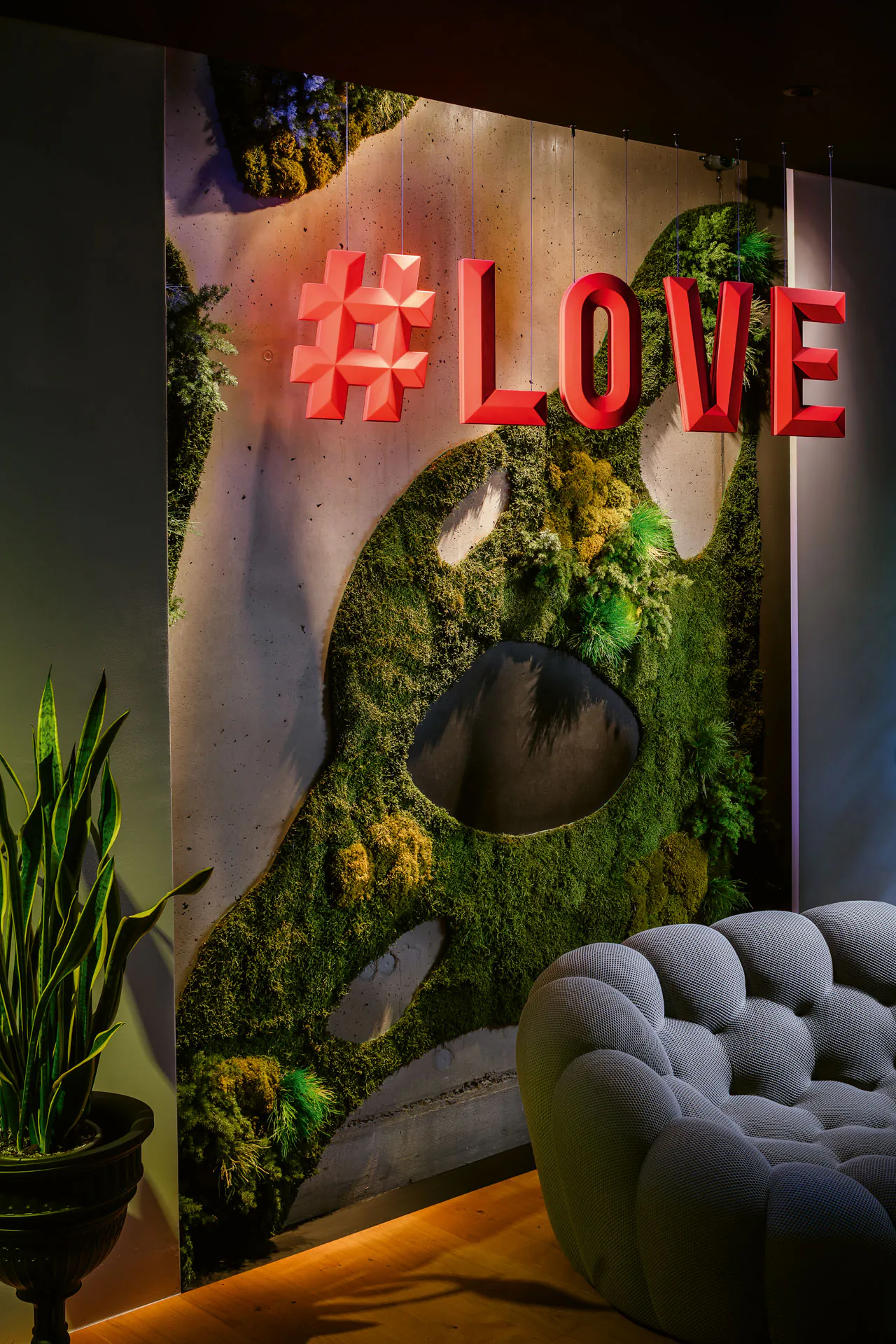 Logotipo de musgo, sala de exposición «Hashtag Love», instalación — Logotipo de musgo de MOOSMOOS