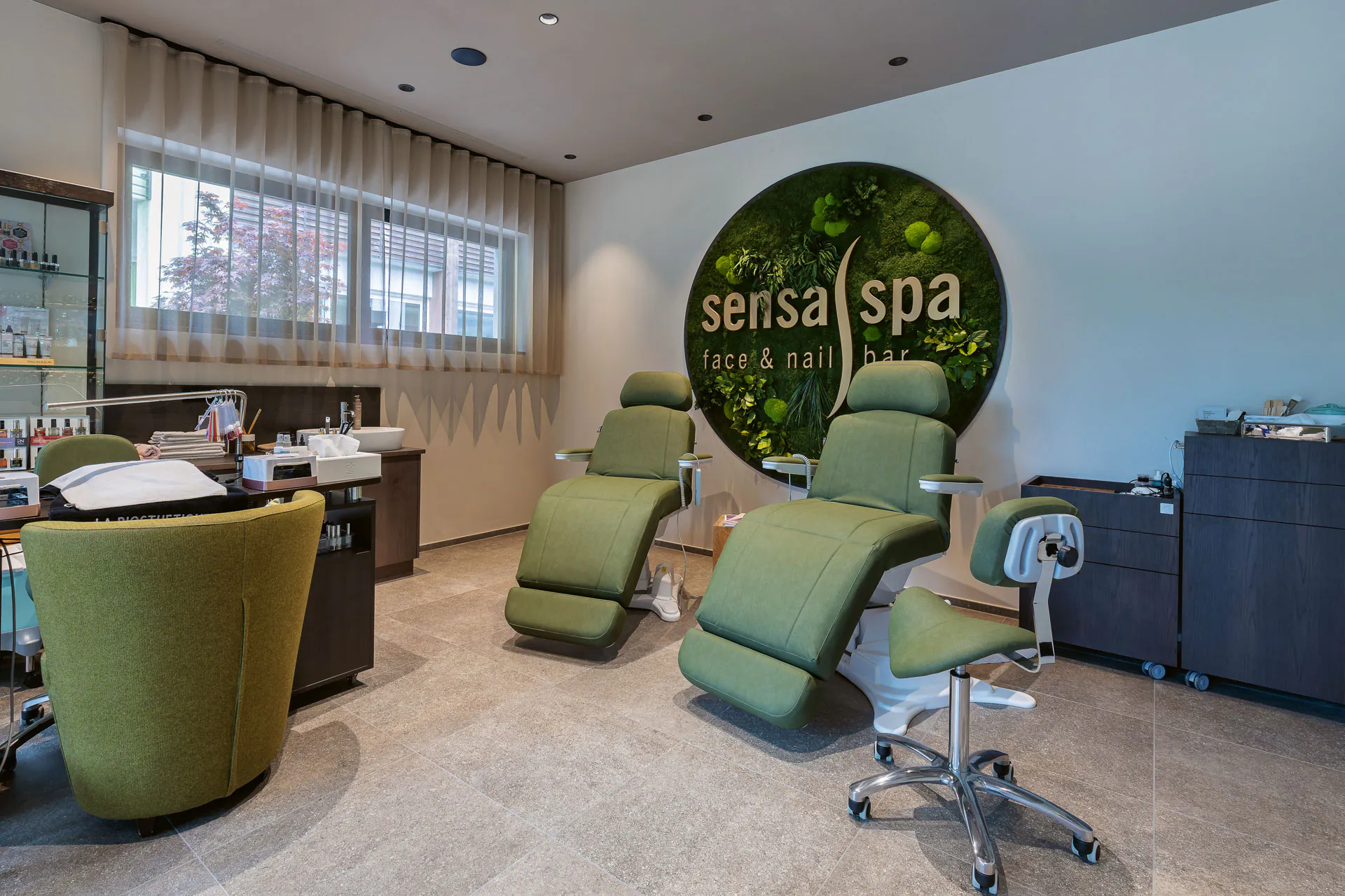 Logotipo en la recepción del spa · Bienestar