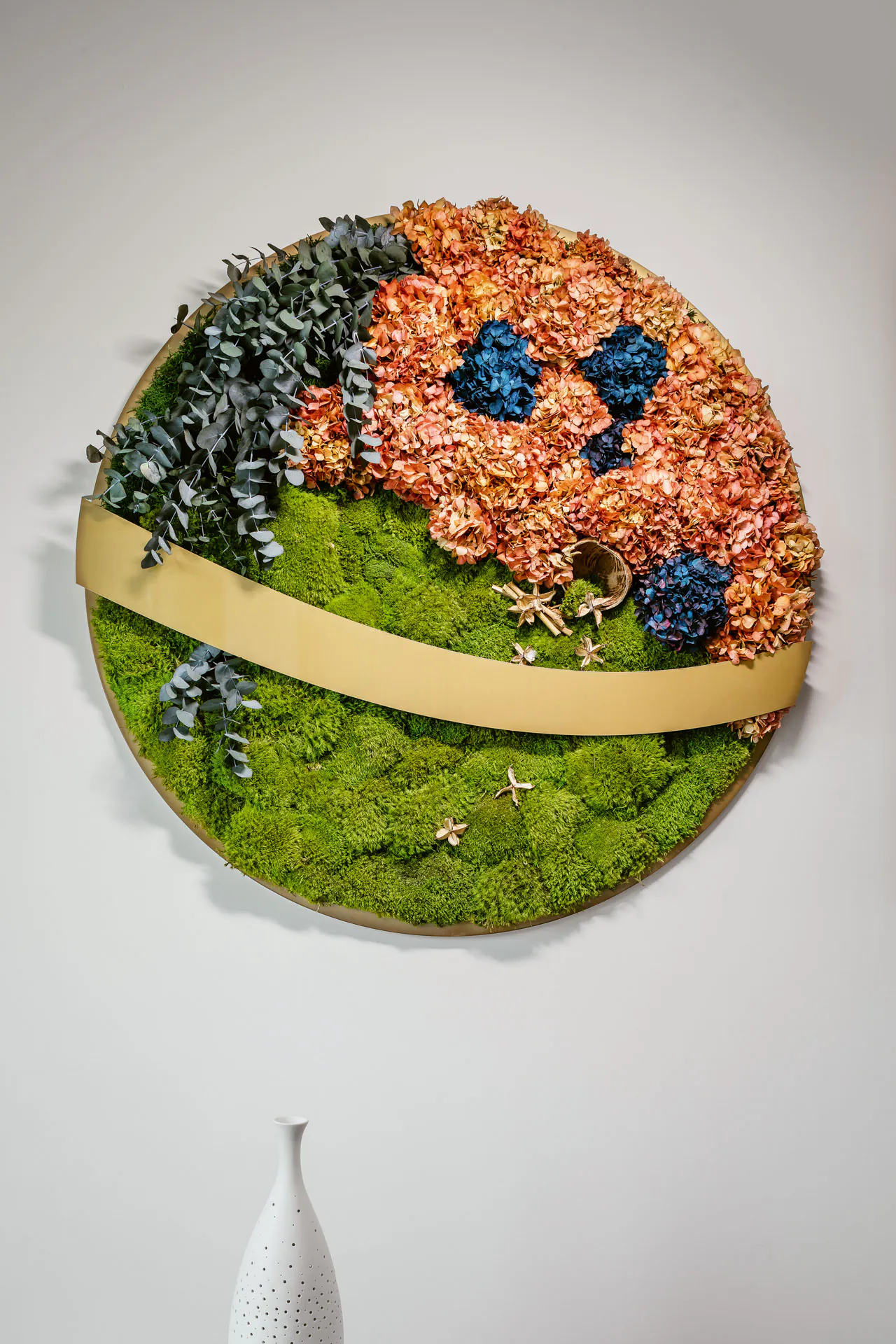 Cuadro circular de musgo — El planeta Tierra como obra de arte realizada con musgo conservado
