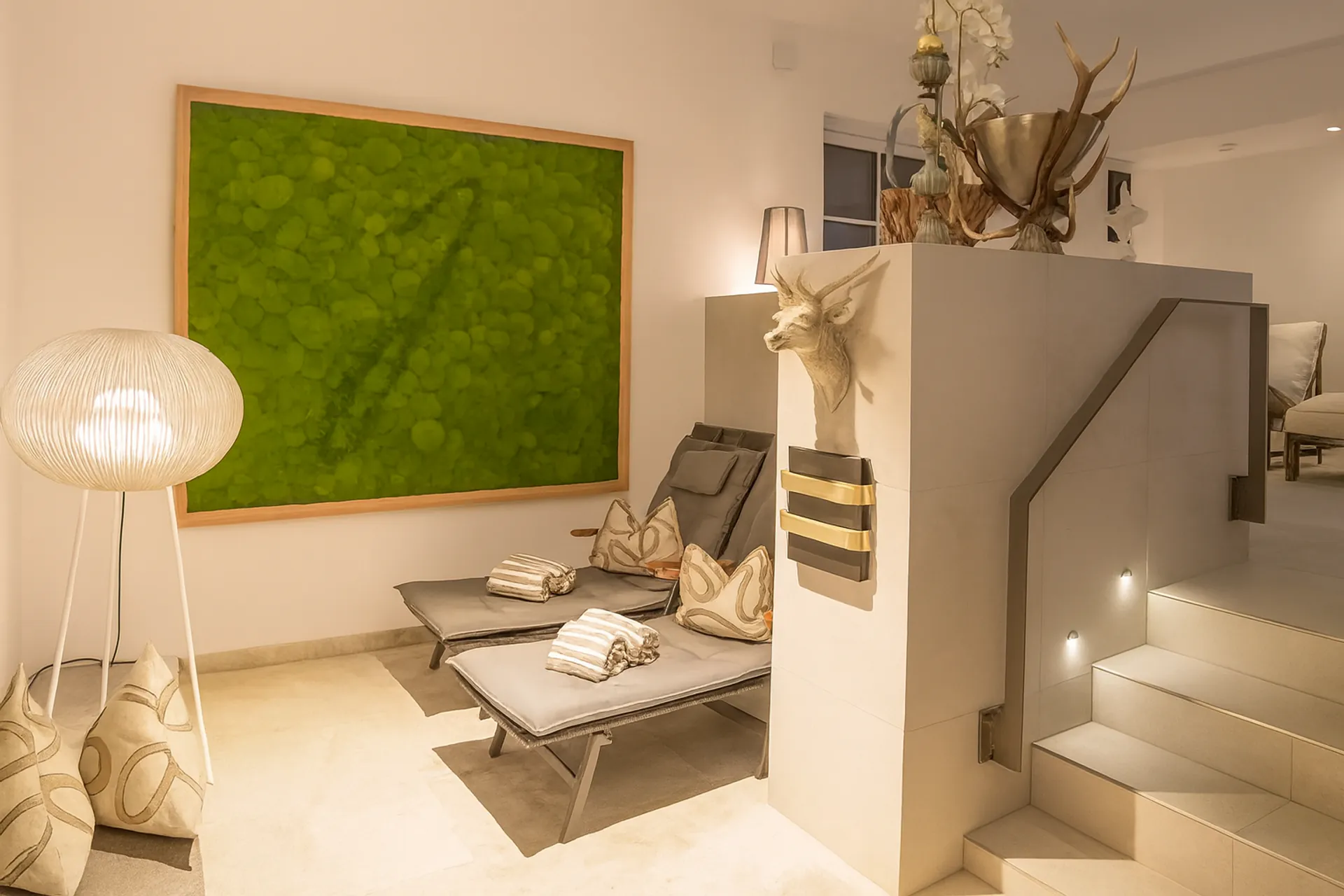 Sala de exposición «Moosbild» — Recepción de Wellness — Cuadros de musgo de MOOSMOOS