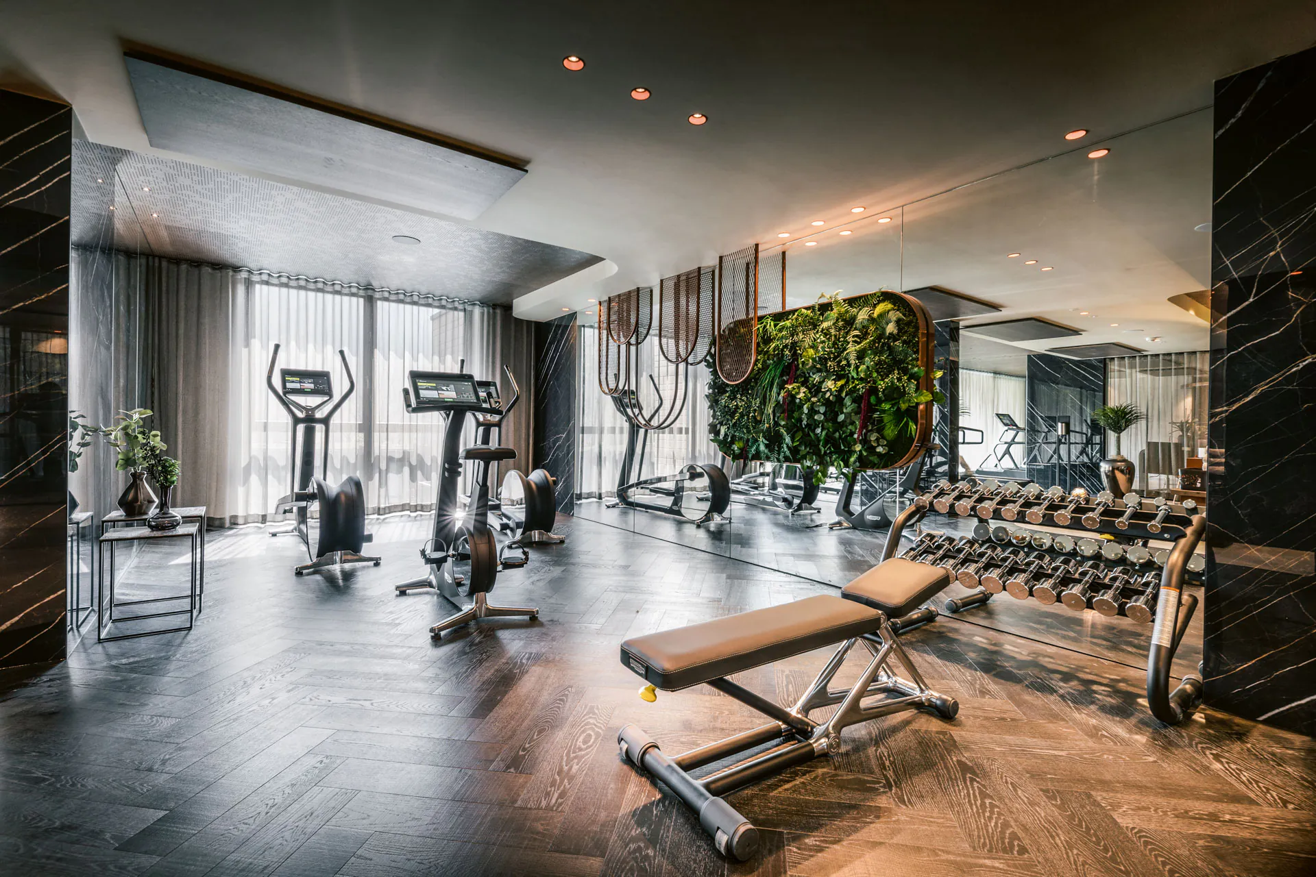 Hanging Garden — Jardín colgante · Gimnasio