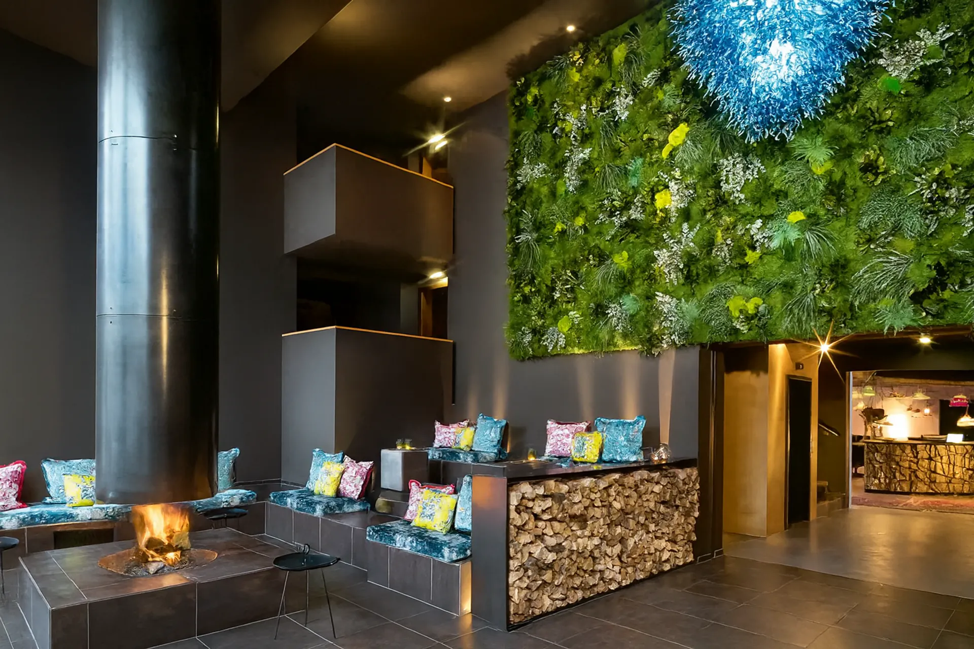 Hotel Botanical Sky Lobby Hanging Garden — Jardín colgante en el techo de MOOSMOOS