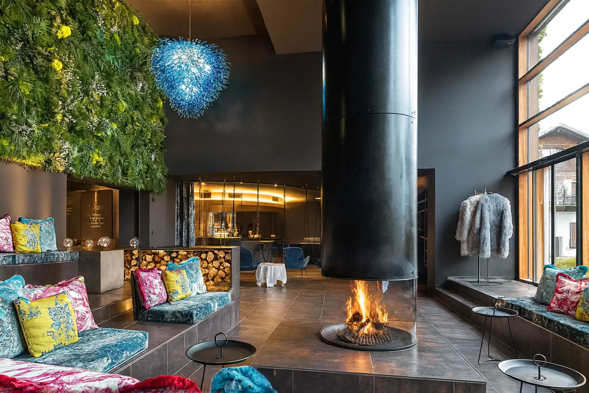 Vestíbulo del Hotel Hanging Garden — «Jardines colgantes»: vegetación en el techo de MOOSMOOS