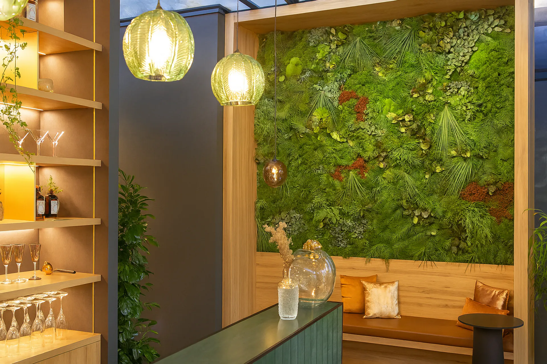 Sala de exposición Hanging Garden Lounge — Jardín colgante de MOOSMOOS