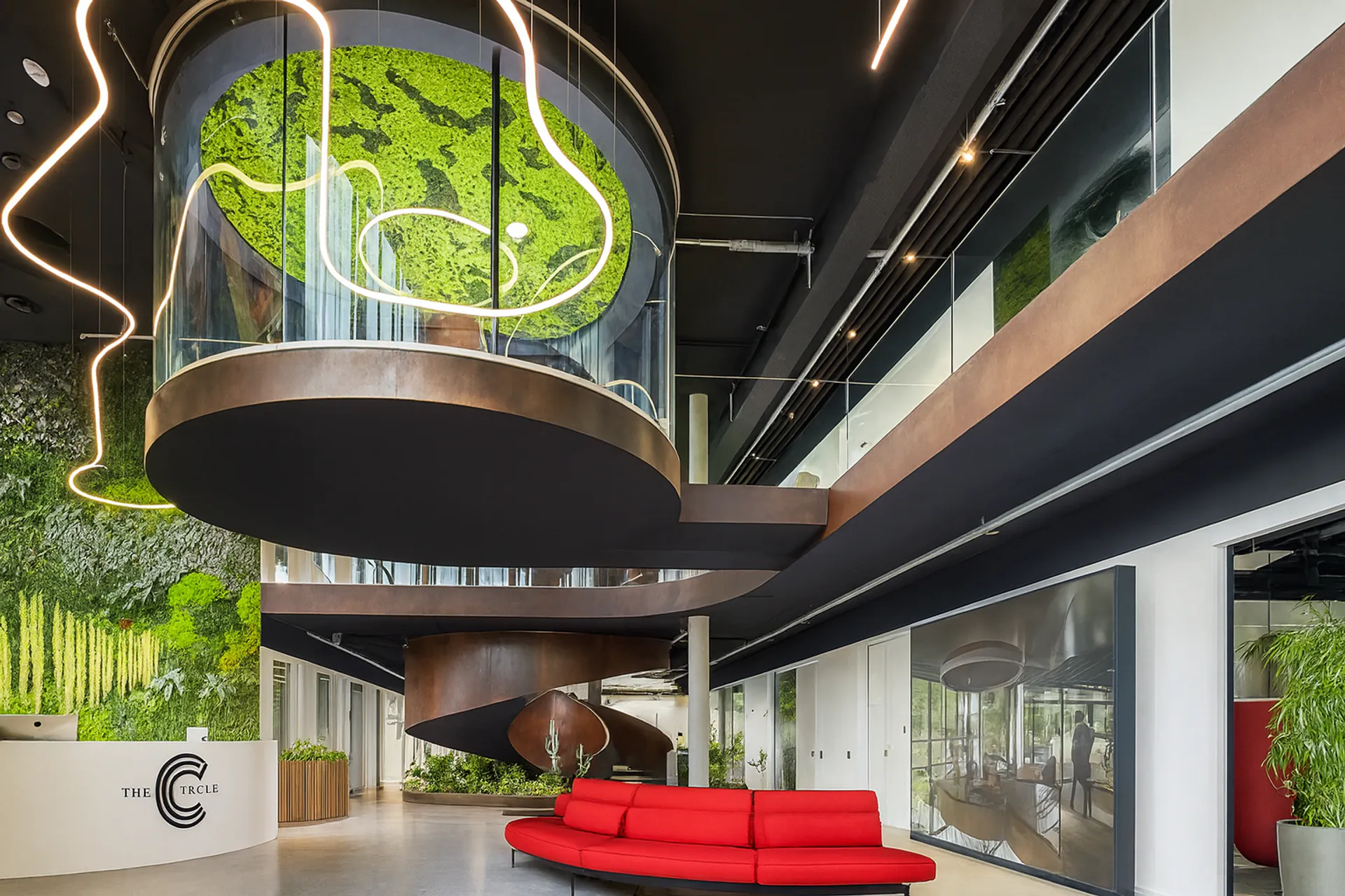Hanging Garden: vestíbulo de oficinas de estilo moderno — Instalación de vegetación en el techo a cargo de MOOSMOOS