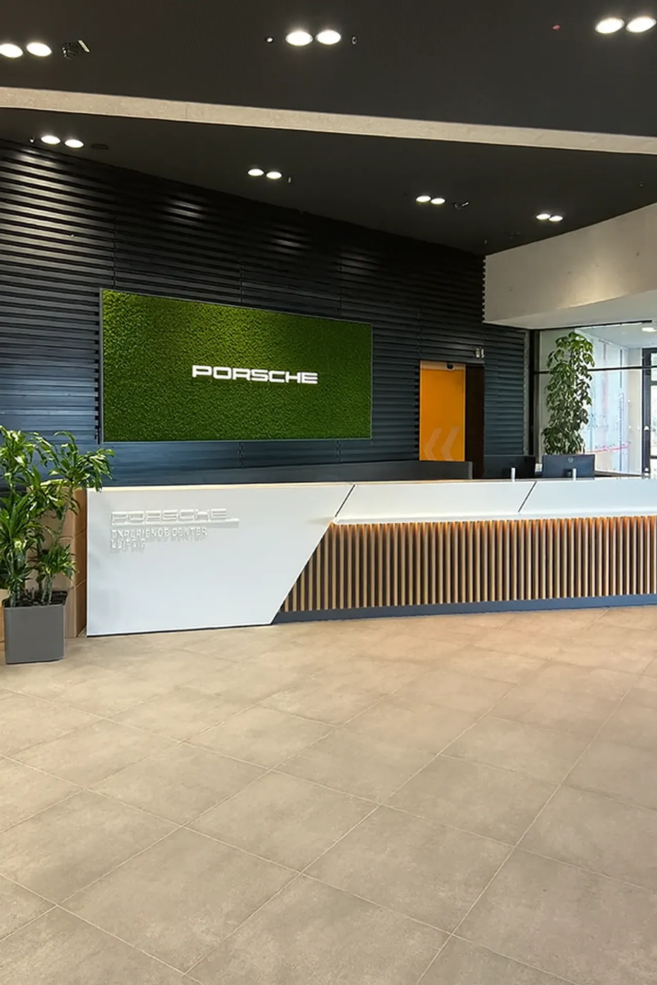 Logotipo de Moos en la sala de recepción del concesionario Porsche — Logotipo de Moos, de MOOSMOOS