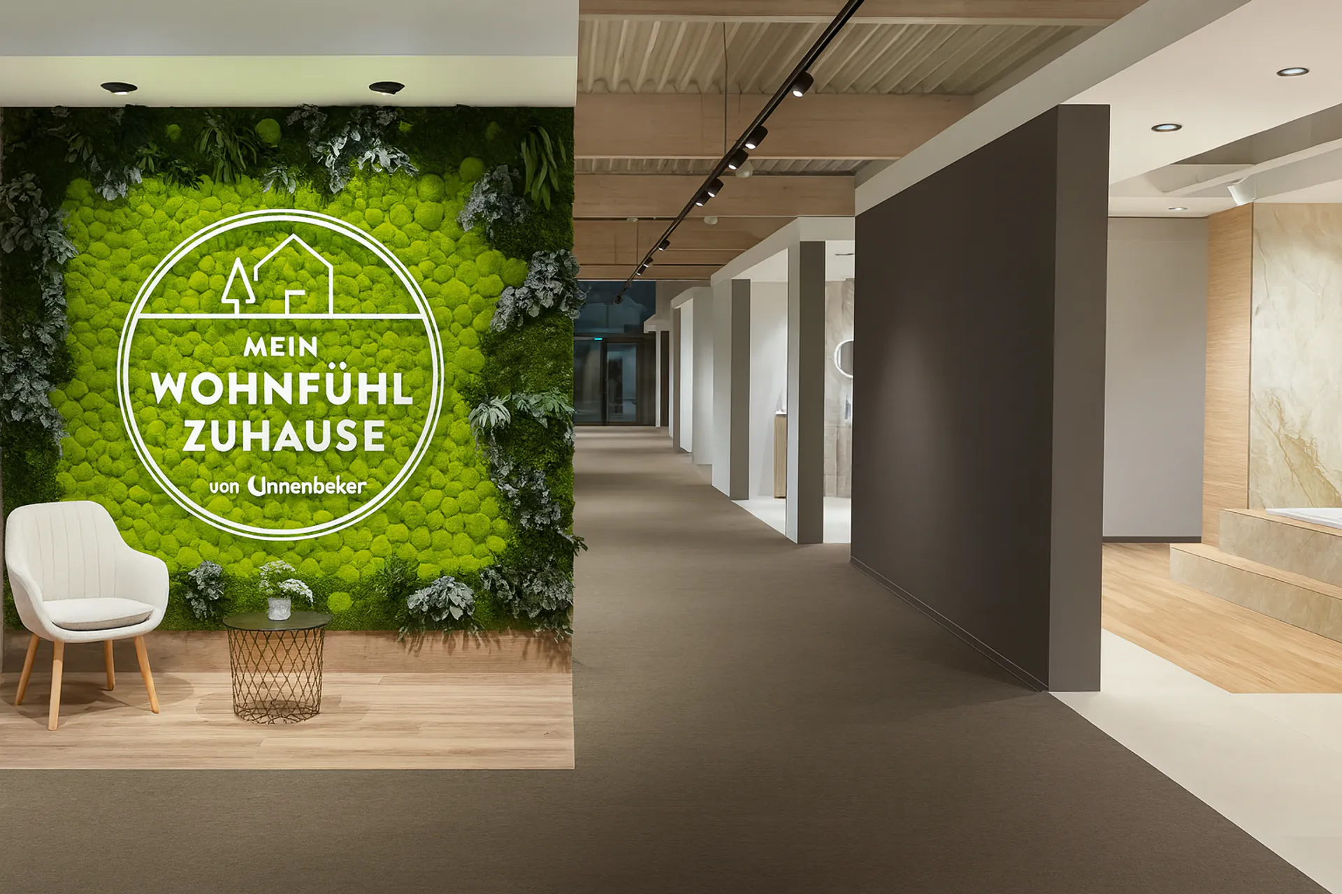 Logotipo de Moos en la recepción de la sala de exposición de Unnenberger — Logotipo de Moos de MOOSMOOS