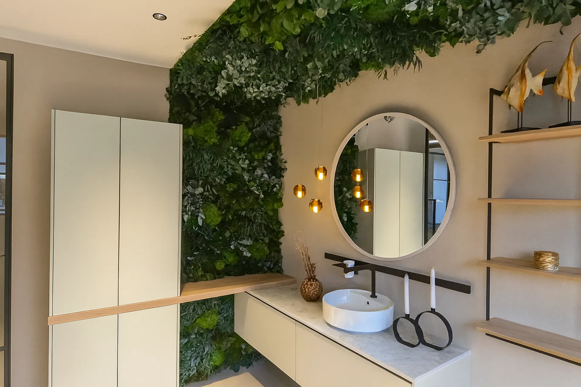 Exposición de baños modernos con techo de musgo — Techos verdes de MOOSMOOS