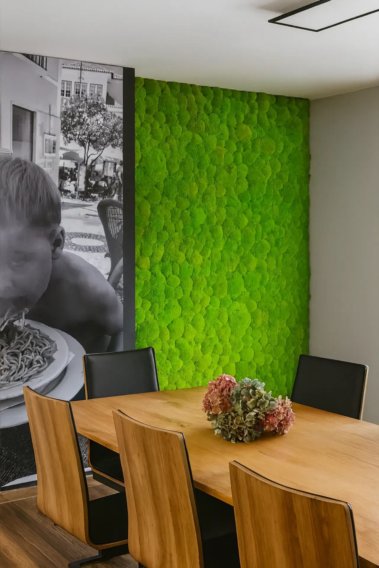 Pared de musgo en la sala de reuniones de la oficina. Decoración moderna — Pared vegetal de MOOSMOOS