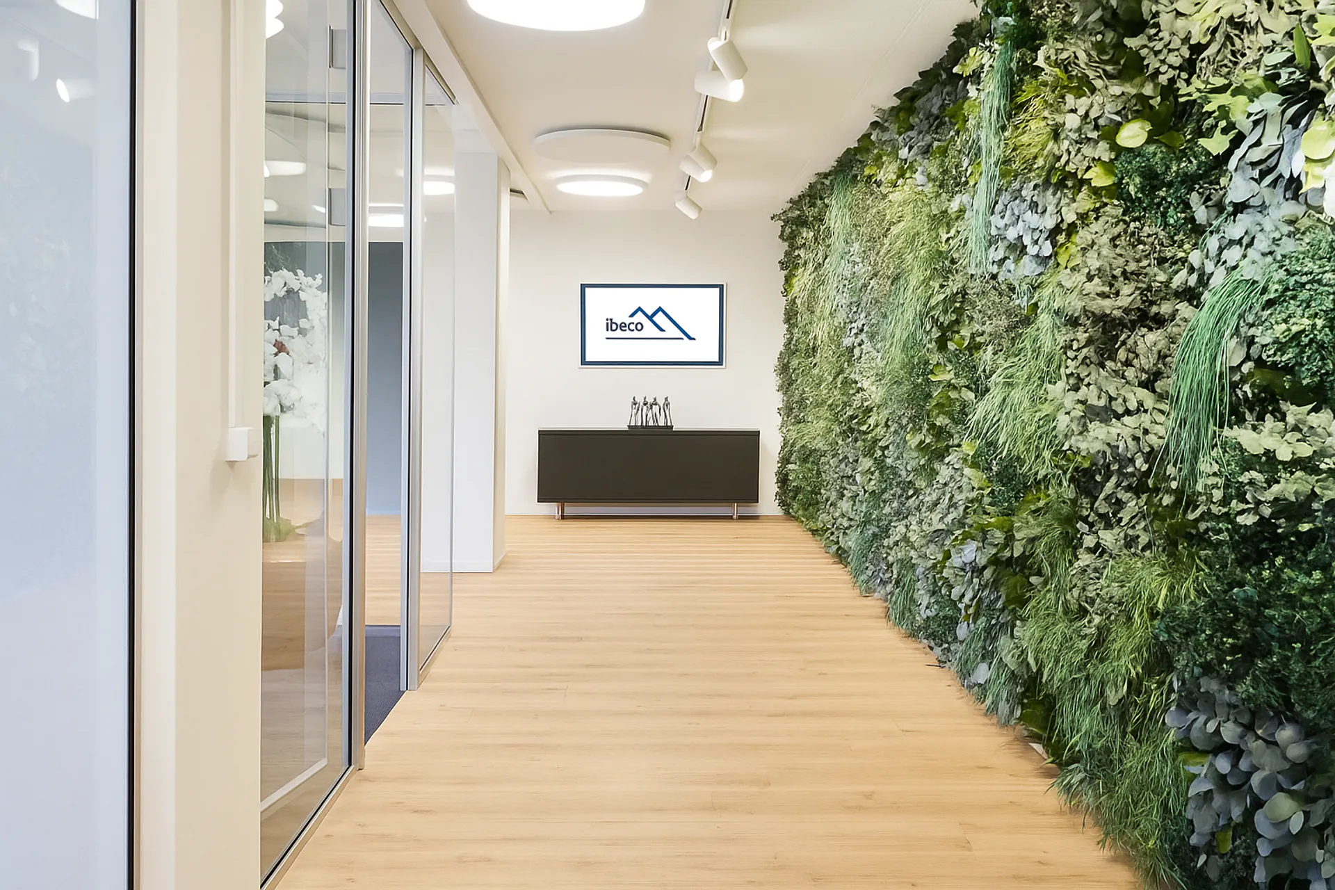 Pared de musgo en la recepción de la oficina — Decoración vegetal para paredes de MOOSMOOS