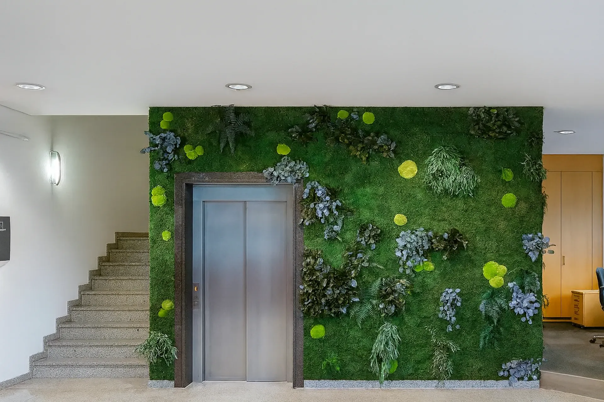 Pared de musgo en la oficina, recepción y ascensor — Vegetación mural de MOOSMOOS
