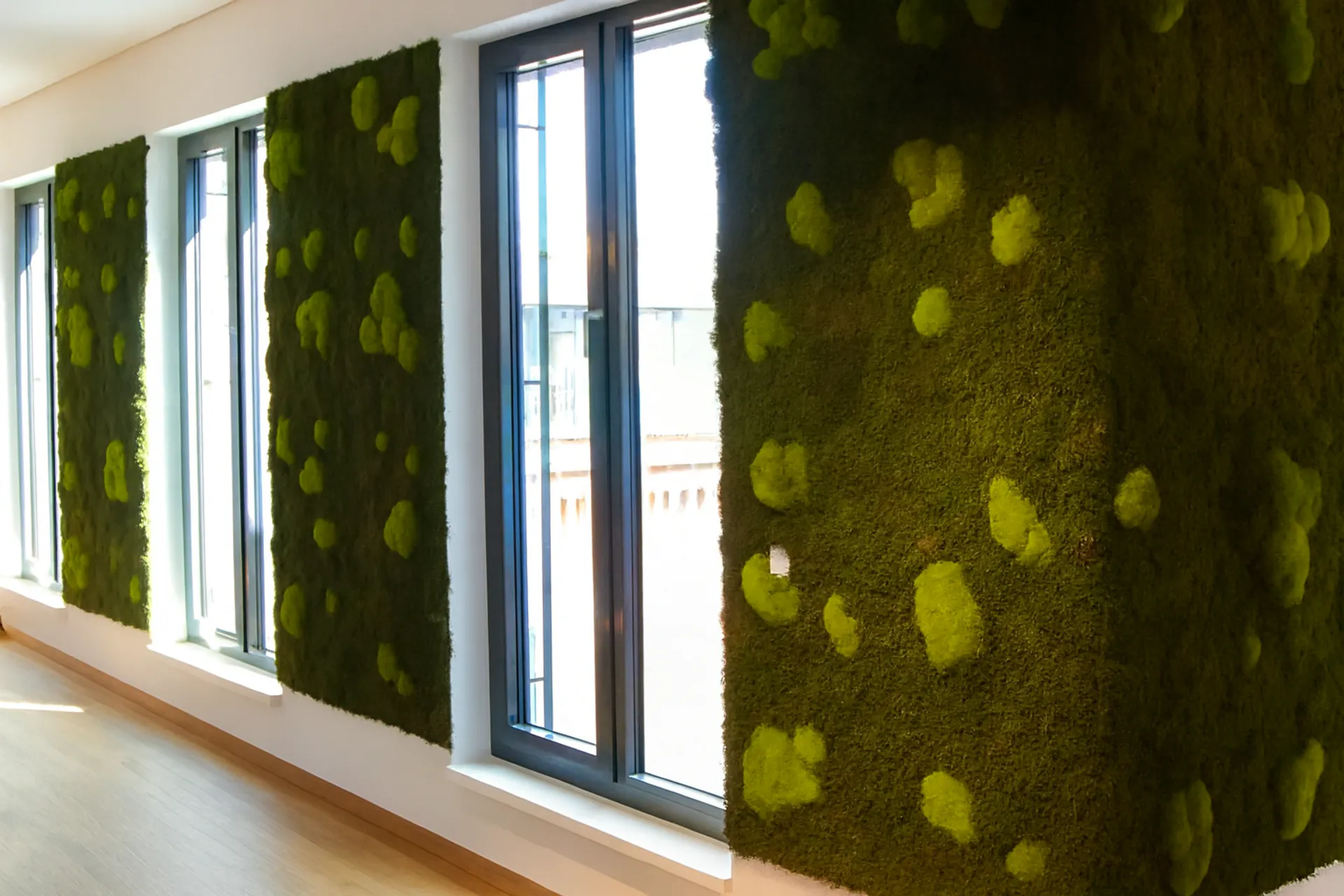 Pared de musgo para oficina con fachada acristalada moderna — Vegetación mural de MOOSMOOS