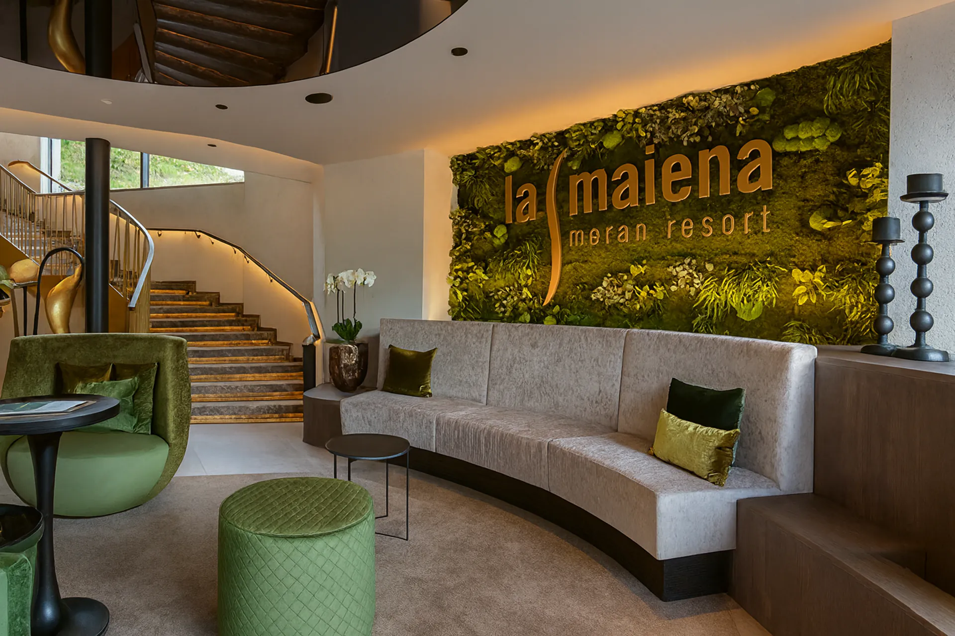 pared de musgo en el vestíbulo del hotel — Decoración vegetal para paredes de MOOSMOOS