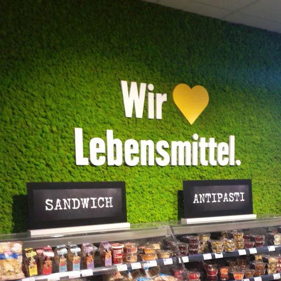 pared de musgo verde en un comercio minorista