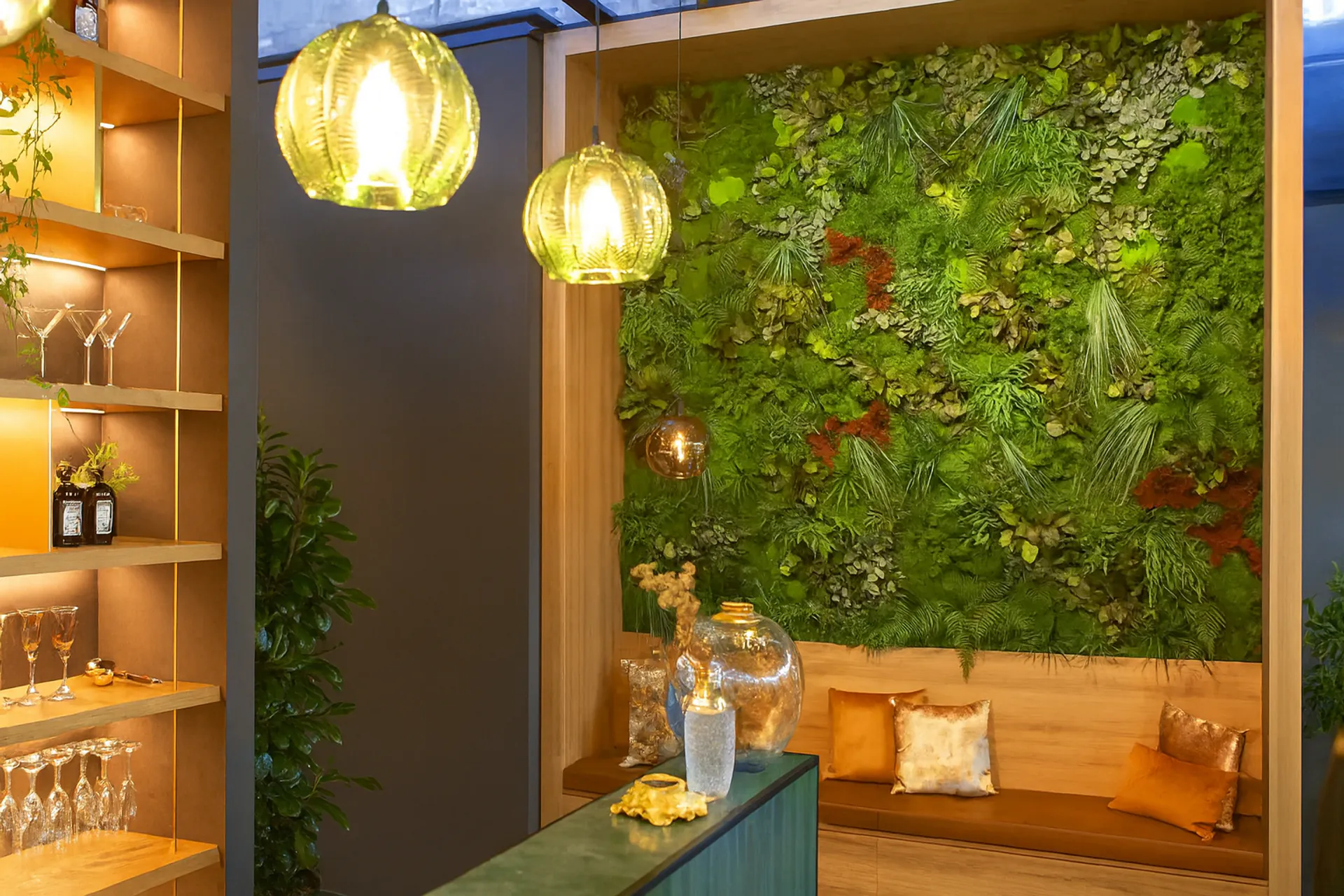 Mooswand Lounge Bar: gastronomía moderna — Muro vegetal de MOOSMOOS