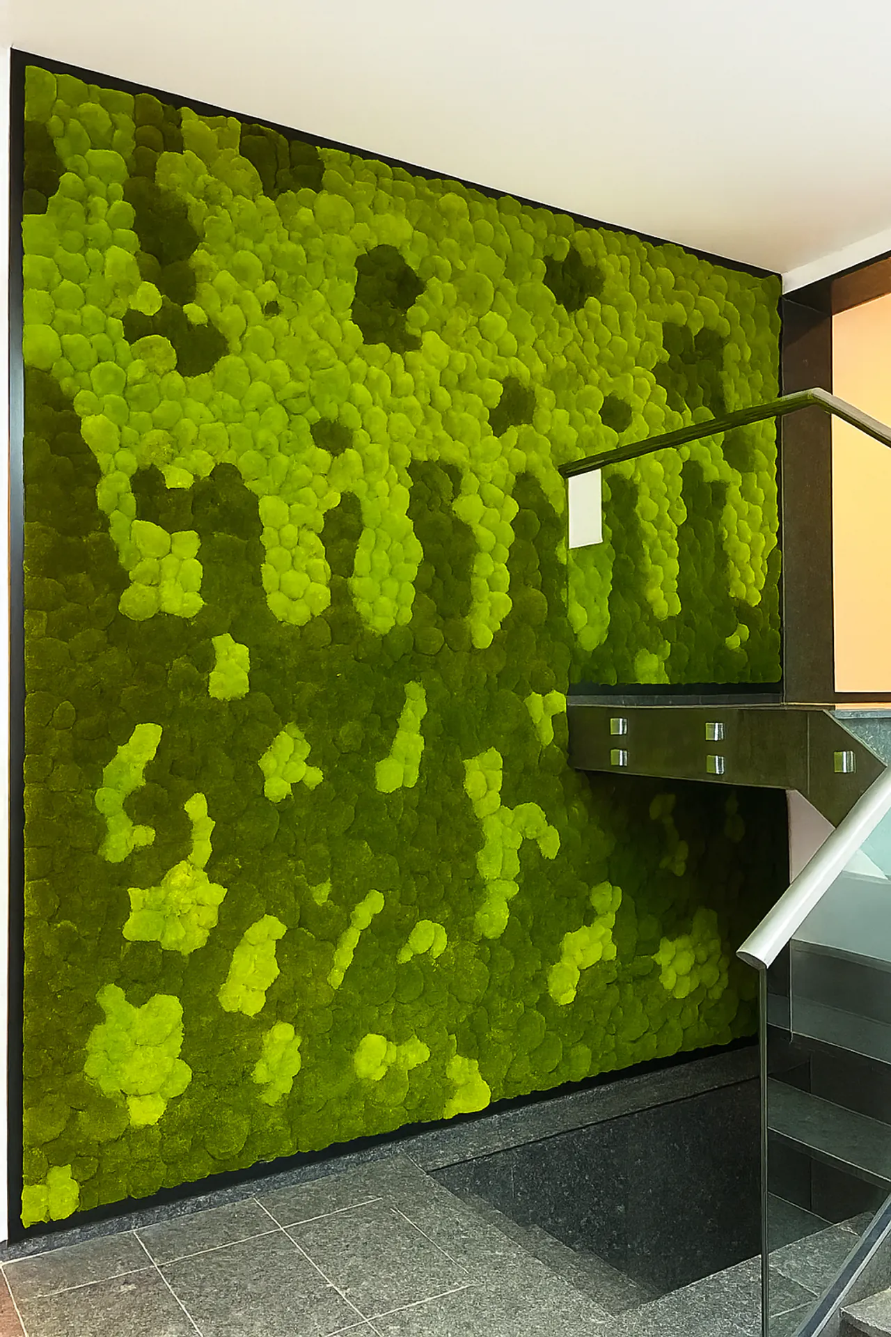 Pared de musgo en la recepción de una oficina moderna — Decoración vegetal para paredes de MOOSMOOS