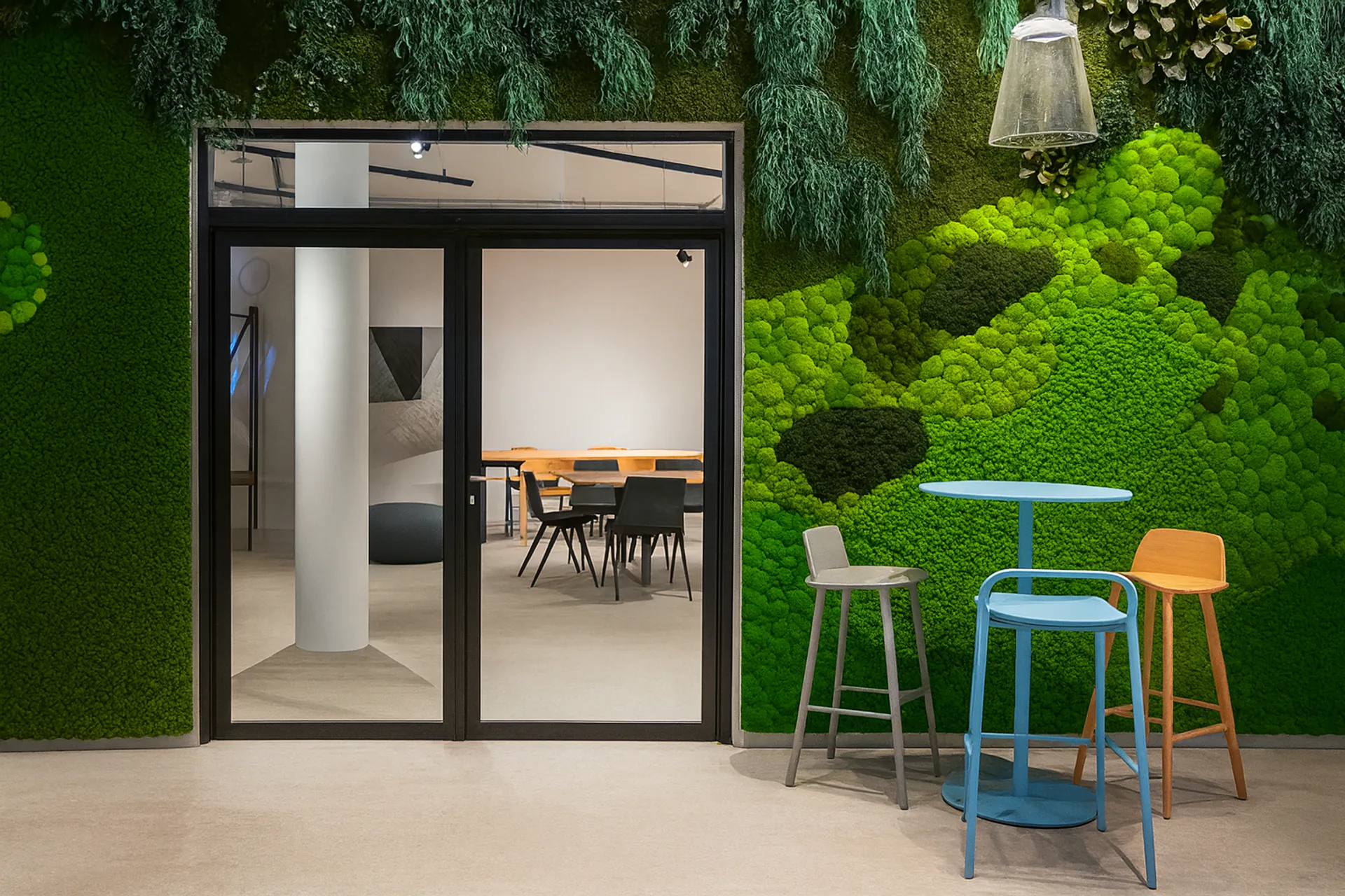 Pared de musgo en la recepción de una oficina moderna — Decoración vegetal para paredes de MOOSMOOS