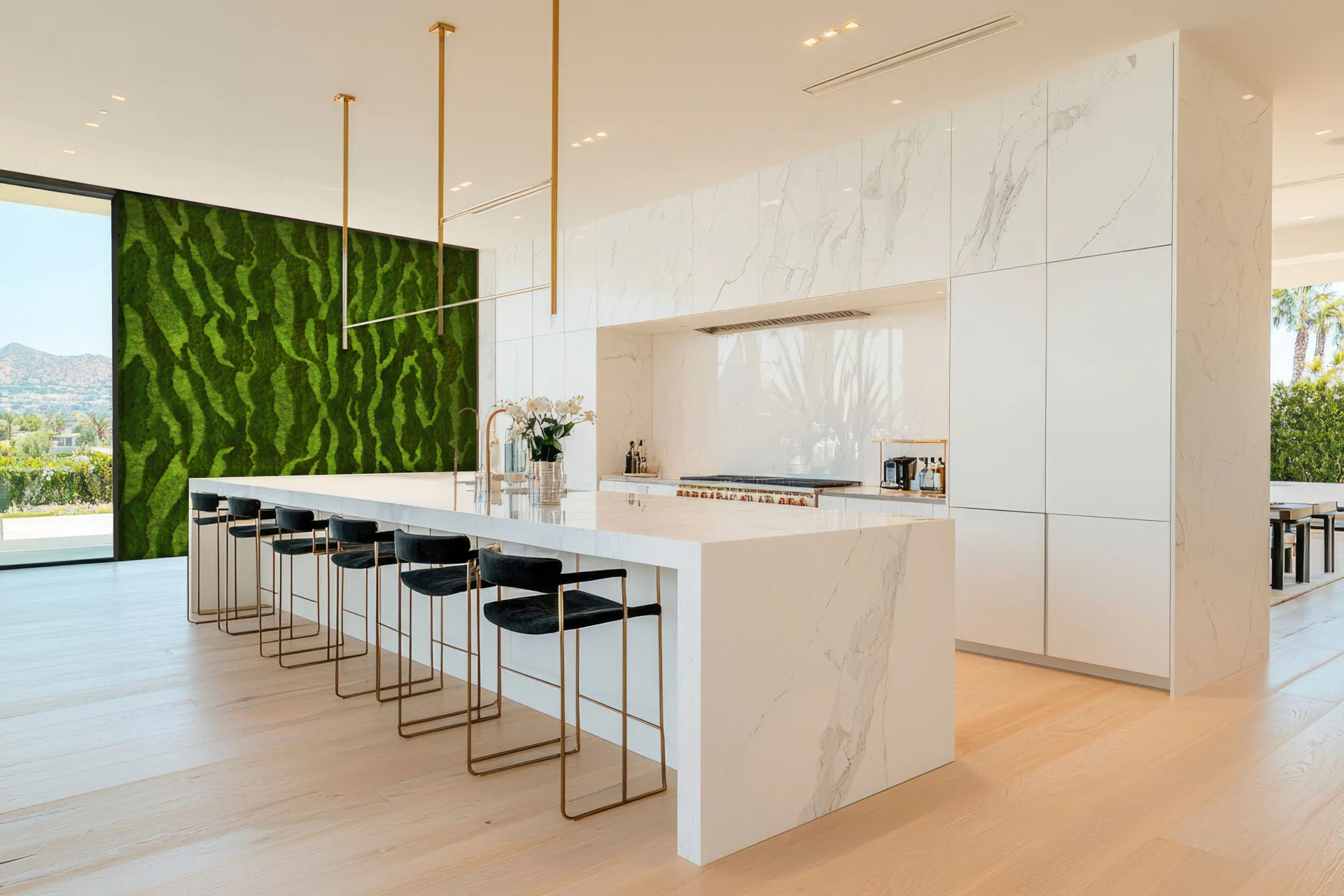 Exposición de un estudio de cocinas con un pared de musgo junto a una cocina de diseño moderna