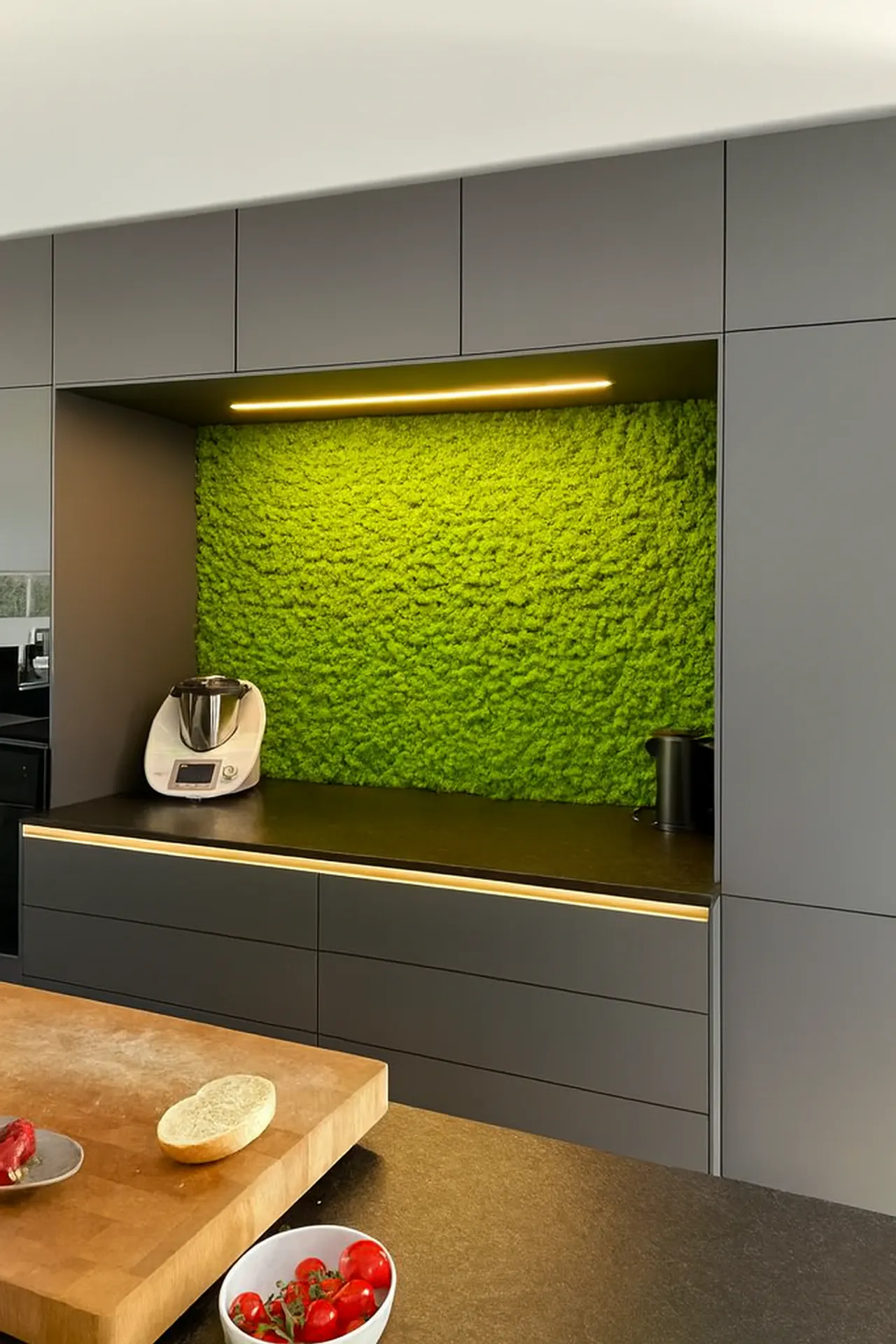 Pared de musgo en una cocina moderna — Decoración vegetal para paredes de MOOSMOOS