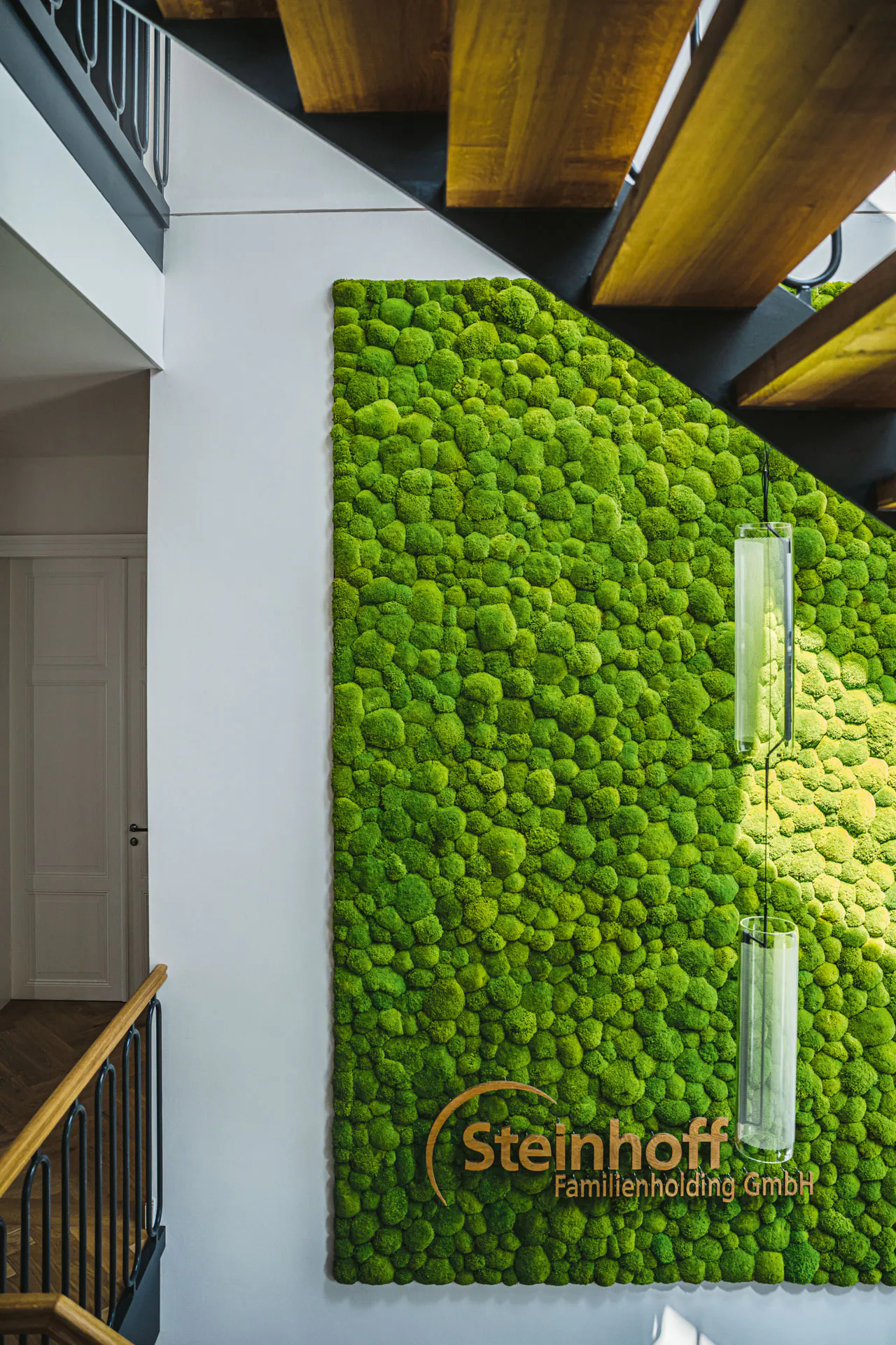 Pared de musgo en el vestíbulo y la escalera de un edificio moderno — Decoración vegetal para paredes de MOOSMOOS