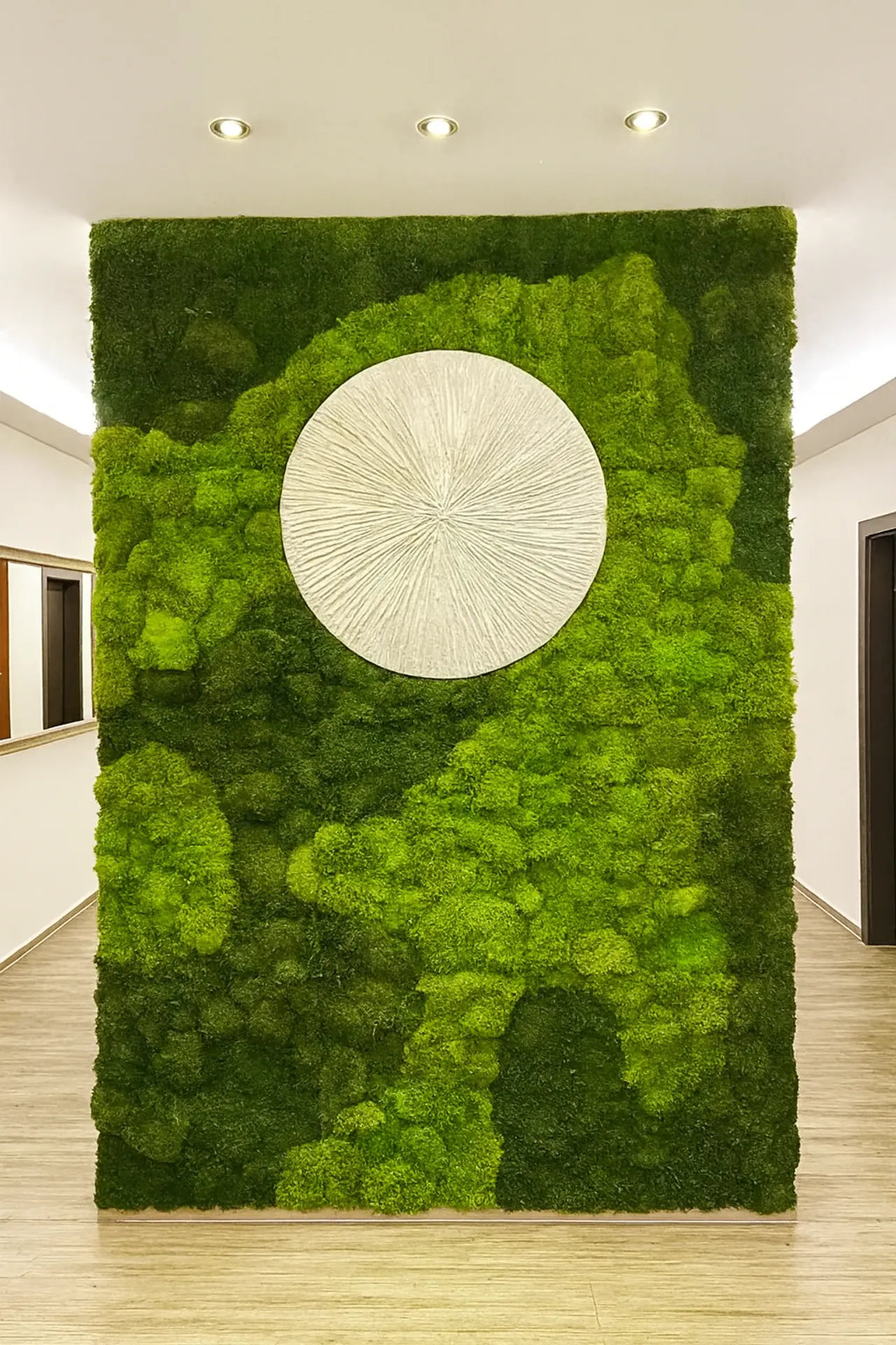 Instalación moderna de un pared de musgo en una sala de exposición — Muro vegetal de MOOSMOOS