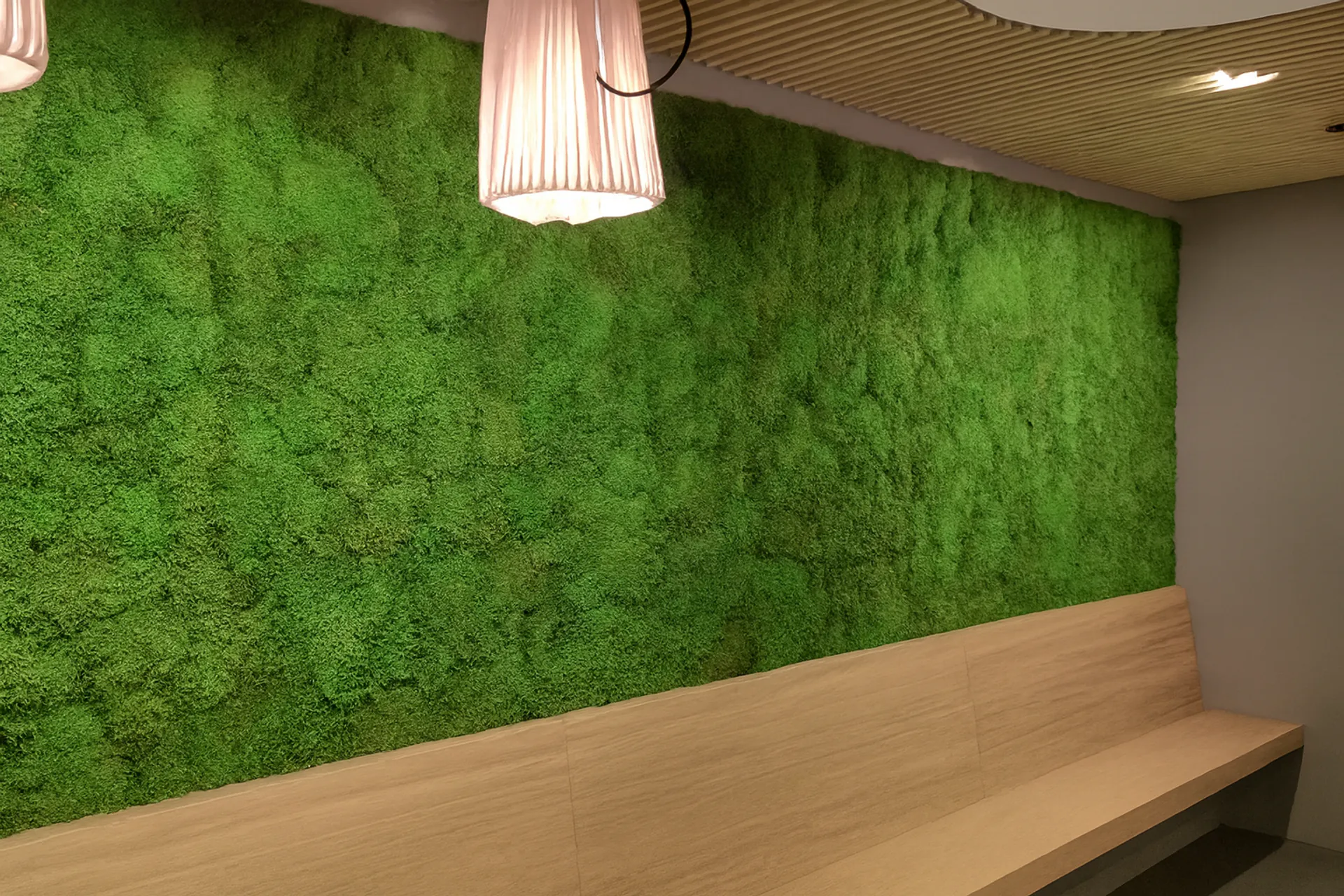 Pared de musgo en la recepción de una oficina moderna — Decoración vegetal para paredes de MOOSMOOS