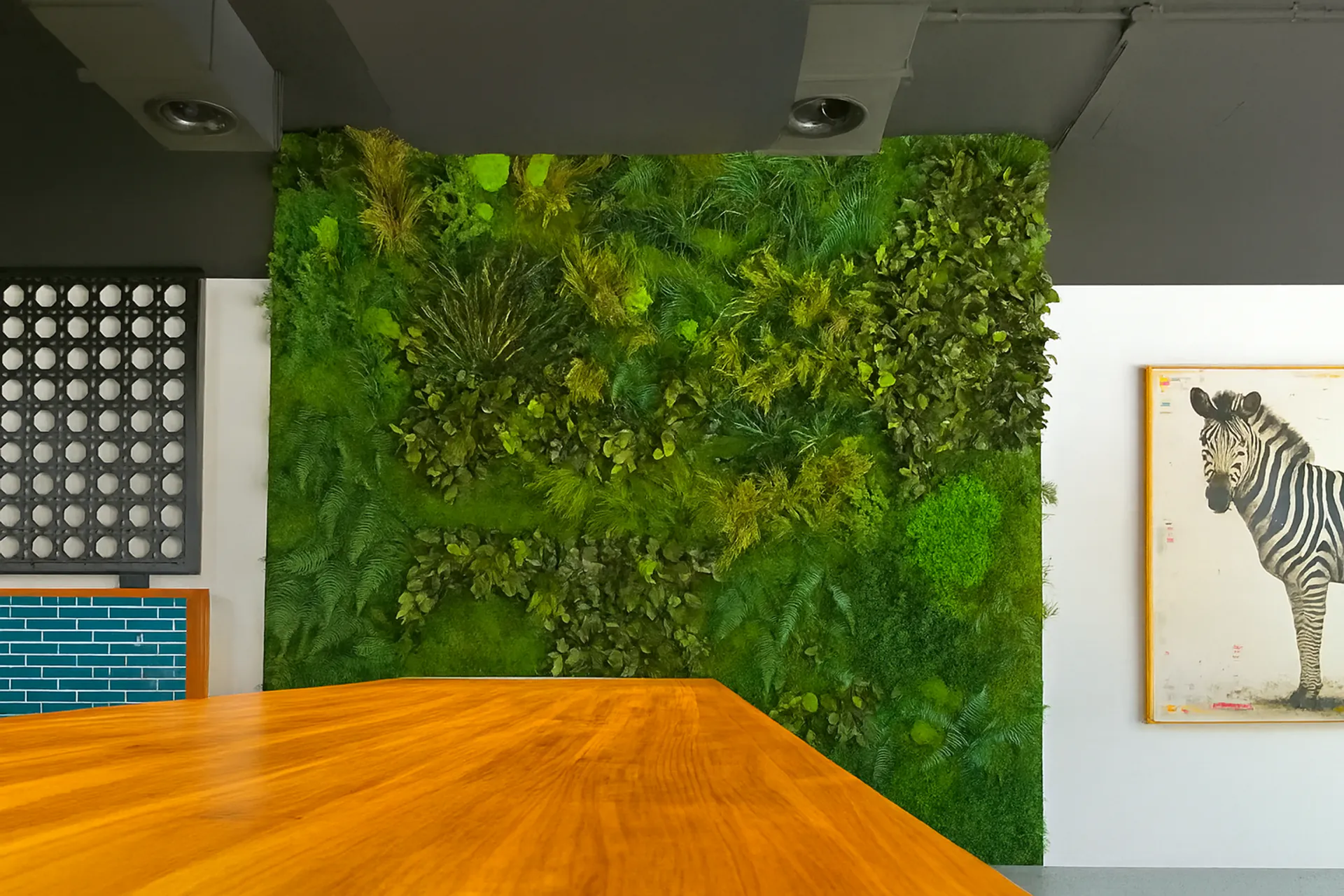 Pared de musgo: oficina moderna con un toque verde — Paredes vegetales de MOOSMOOS