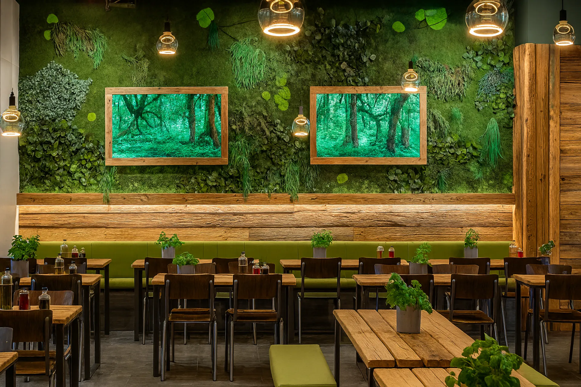 Restaurante «Grüne Oase» con pared de musgo — Vegetación mural de MOOSMOOS