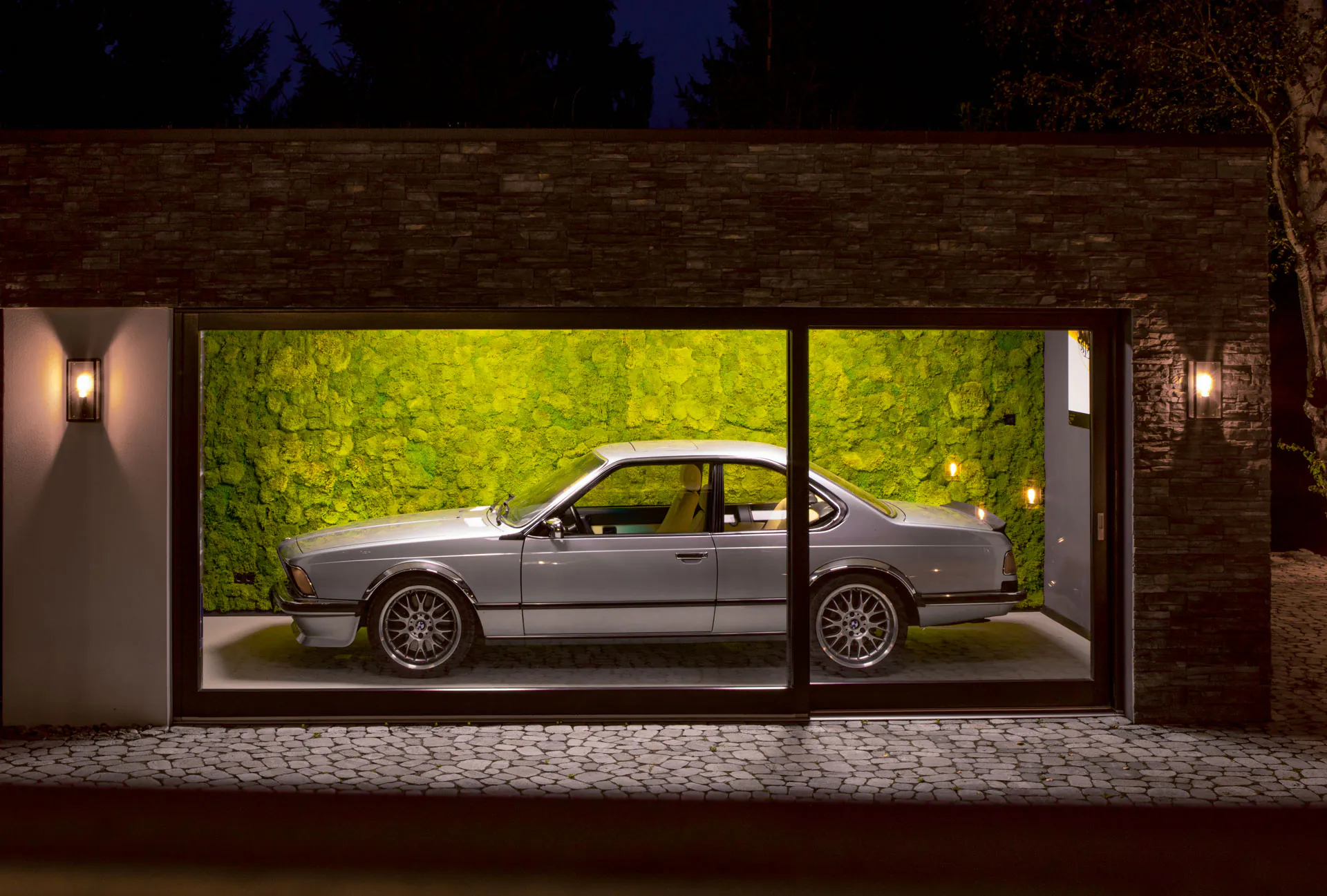 Muro de marca en el showroom — pared de musgo como contraste a la exposición automovilística