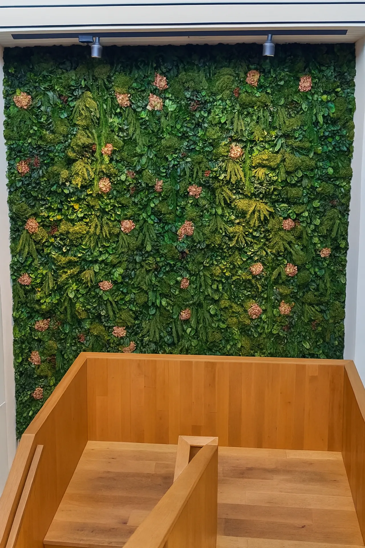 Sala de exposición con pared de musgo y toques florales — Vegetación mural de MOOSMOOS