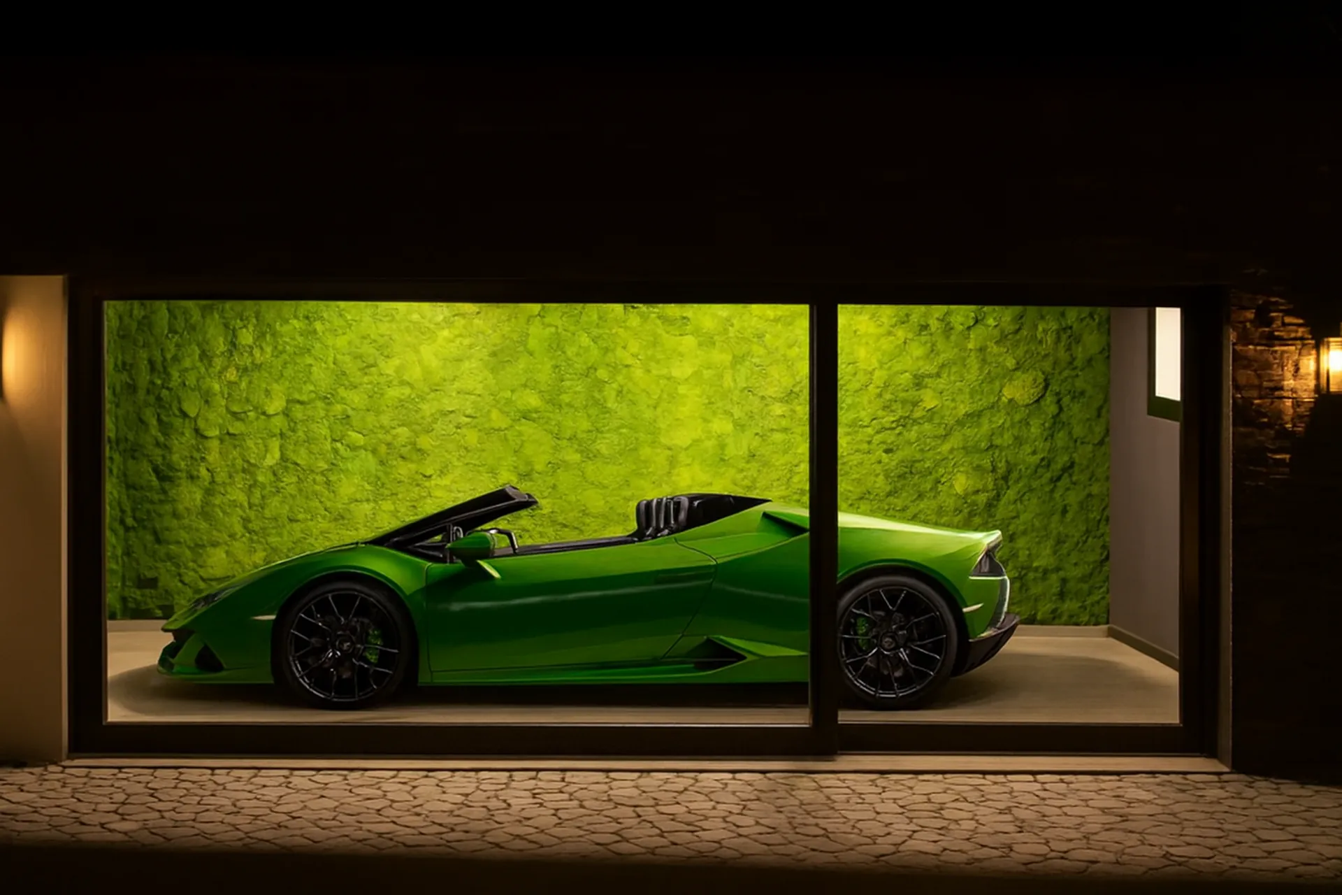 Sala de exposición «Mooswand» de coches deportivos — Vegetación mural de MOOSMOOS