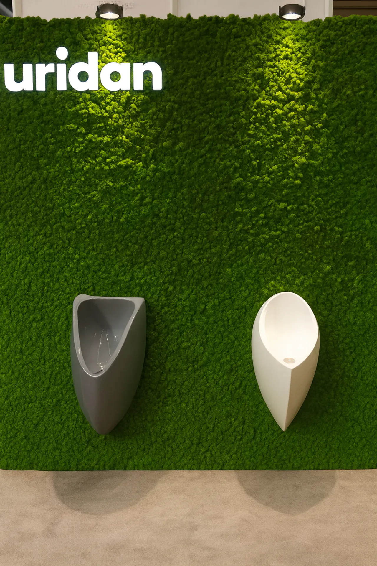 Pared de musgo en la sala de exposición de Uridan: urinarios — Decoración vegetal para paredes de MOOSMOOS