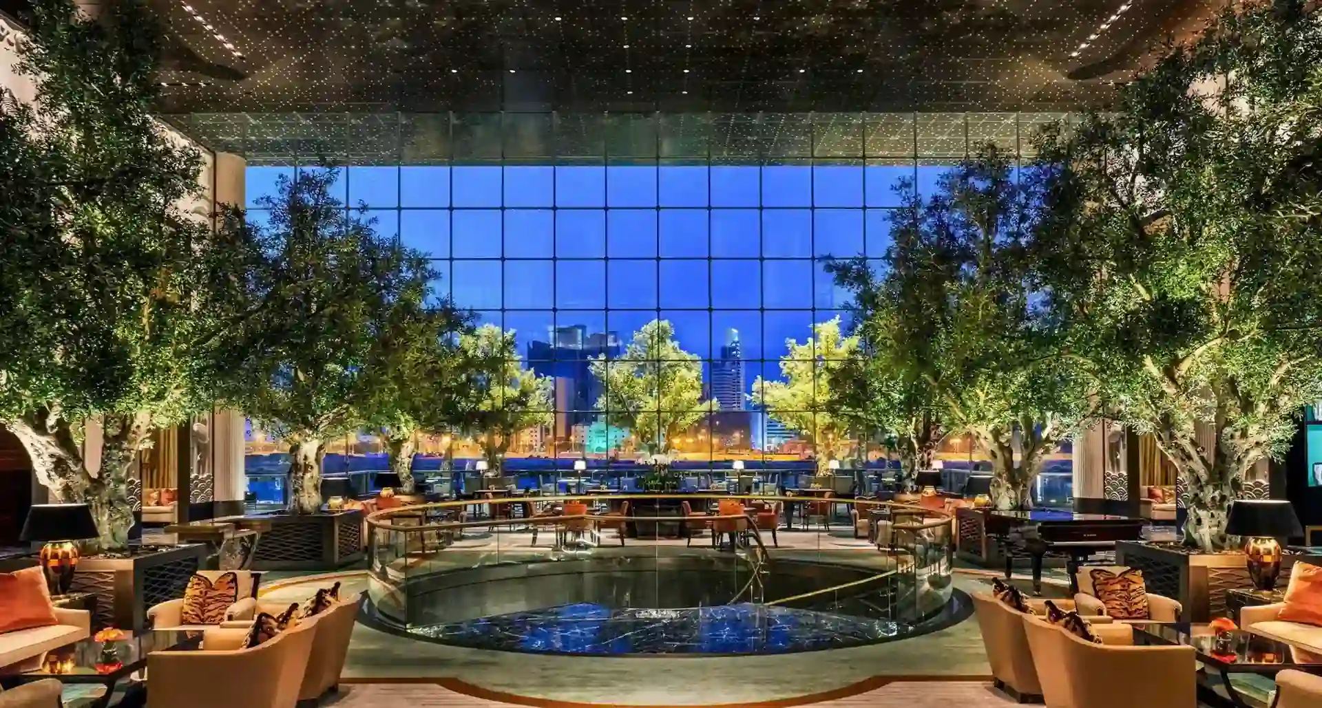 Olivo artificial XXL en un lobby moderno — árbol artificial ArtTree de MOOSMOOS