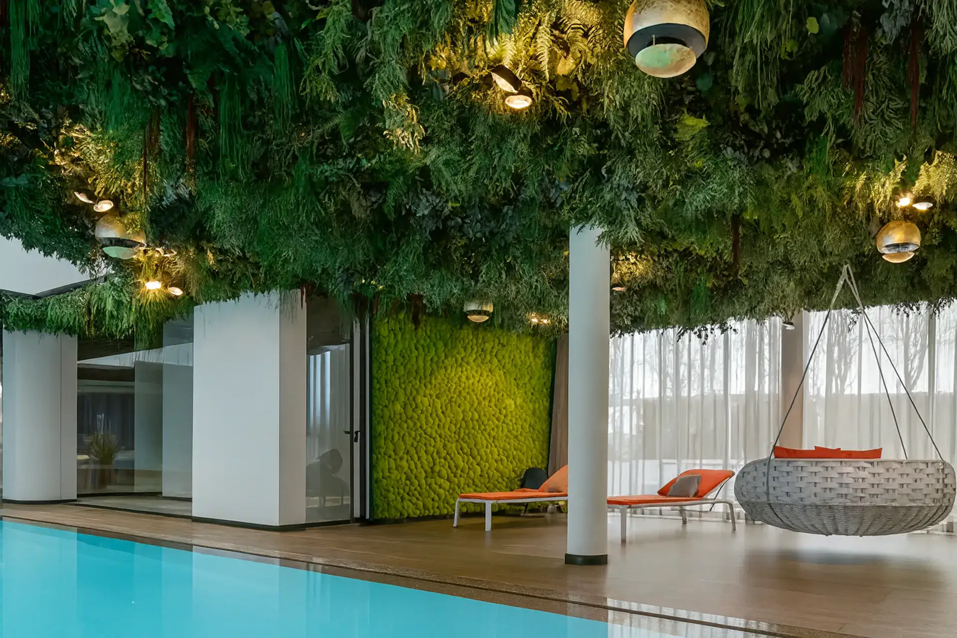 Zona de piscinas de bienestar «Botanical Sky»: moderna instalación en el techo — Vegetación en el techo de MOOSMOOS