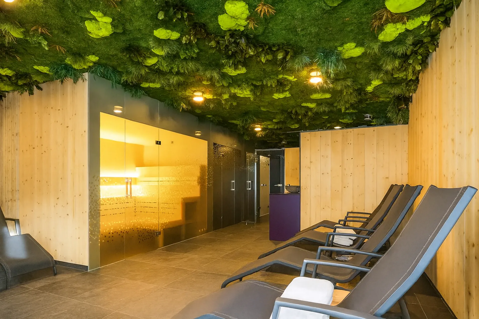 Zona de relajación del Botanical Sky Wellness Spa — Instalación de vegetación en el techo a cargo de MOOSMOOS