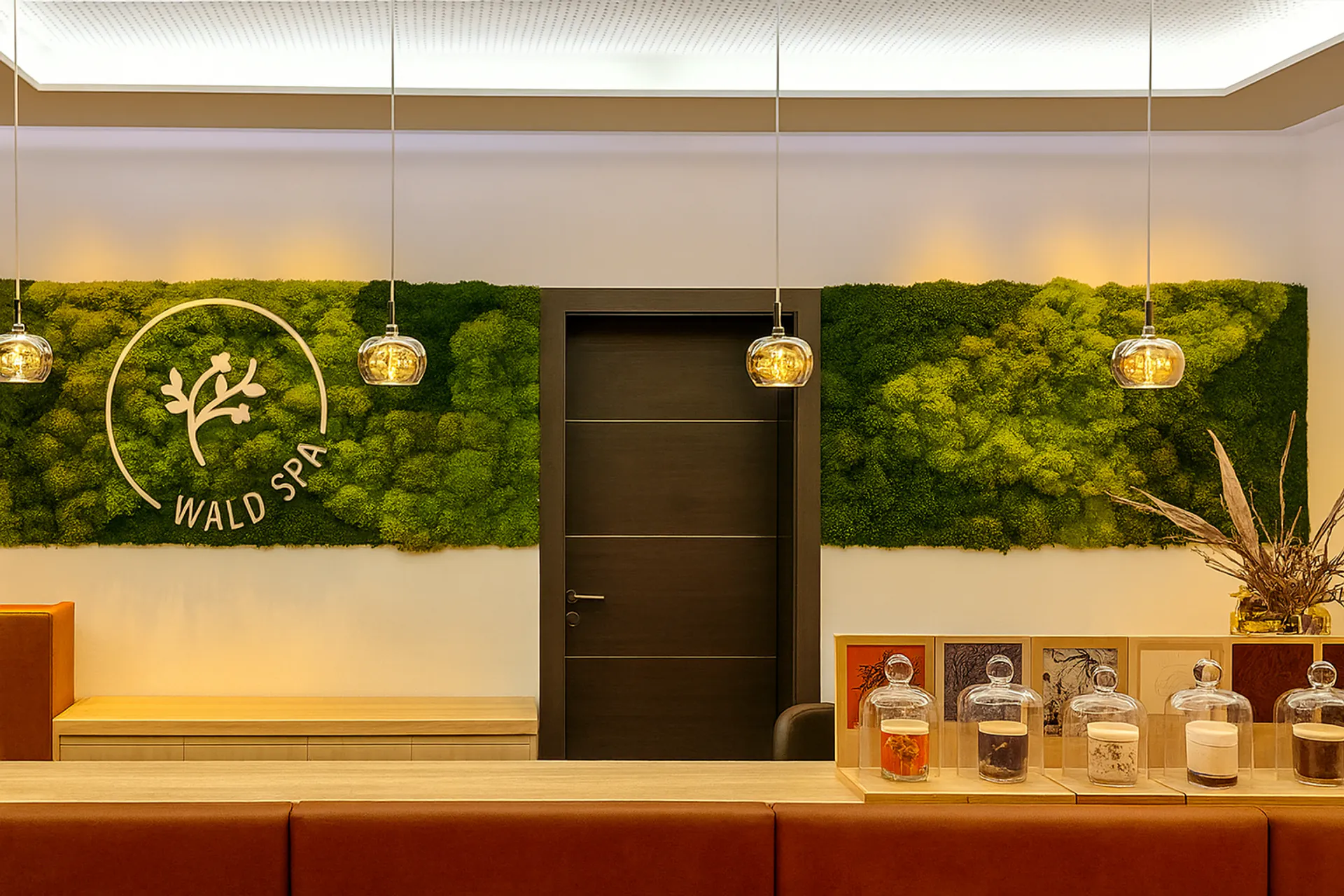 Logotipo de Moos Wellness Spa en la recepción de la sala de exposición — Logotipo de Moos, de MOOSMOOS