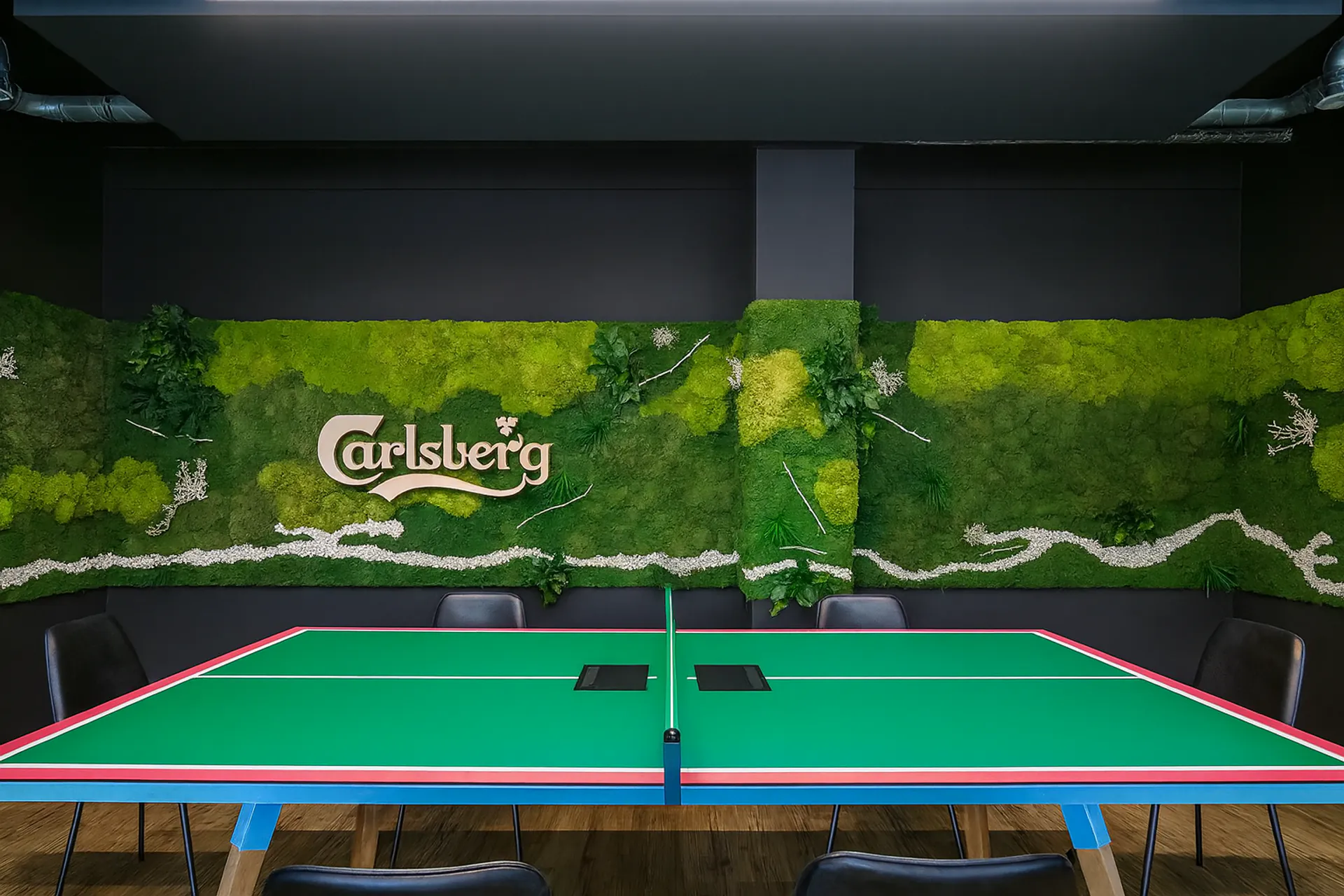 Logotipo de musgo: logotipo de Carlsberg en la sala de reuniones — Logotipo de musgo de MOOSMOOS